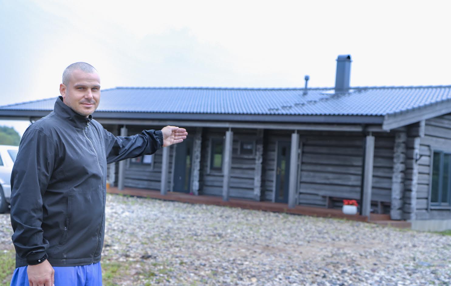 Võrumõisa tee 39 kinnistu omaniku Vaido Siska sõnul on ta valguskaabli rajamise võimalikkusest juba kuulnud ja on seda ka kaalunud. Praegu on ta valinud õhu kaudu leviva internetiteenuse ning pole veel otsustanud, millise võimaluse kasuks edaspidi otsustab. Foto: AIGAR NAGEL Võrumõisa tee 39 kinnistu omaniku Vaido Siska sõnul on ta valguskaabli rajamise võimalikkusest juba kuulnud ja on seda ka kaalunud. Praegu on ta valinud õhu kaudu leviva internetiteenuse ning pole veel otsustanud, millise võimaluse kasuks edaspidi otsustab. Foto: AIGAR NAGEL