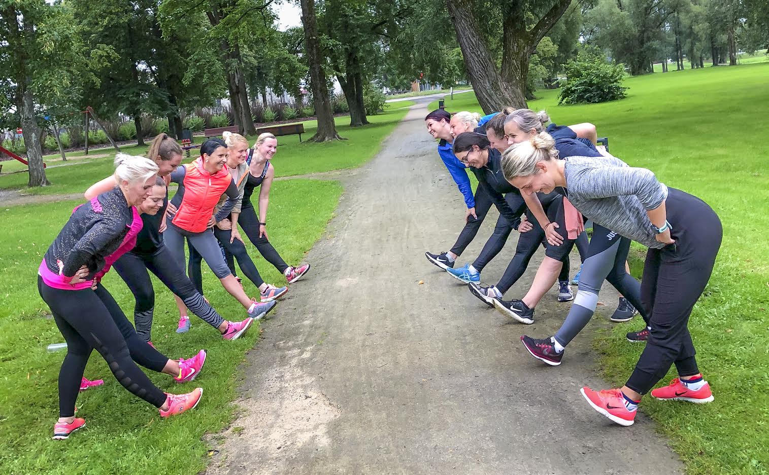 Neljapäeva õhtul trotsis vihma 13 tublit jooksuhuvilist. Pärast kümne kilomeetri läbimist jagati emotsioone ja tehti kerge venitus. Foto: KADI ANNOM