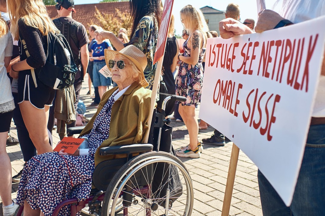 Väikese eraettevõtte meediaosakond üritas ajalehele esitleda reklaamüritust kui pressiteadet Võrus toimunud meeleavalduse kohta. Foto: LEVIKOMI MEEDIAOSAKOND Väikese eraettevõtte meediaosakond üritas ajalehele esitleda reklaamüritust kui pressiteadet Võrus toimunud meeleavalduse kohta. Foto: LEVIKOMI MEEDIAOSAKOND