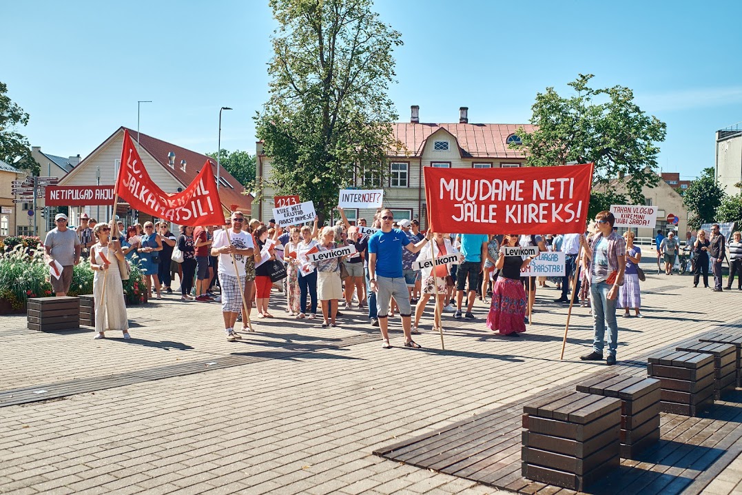 Väikese eraettevõtte meediaosakond üritas ajalehele esitleda reklaamüritust kui pressiteadet Võrus toimunud meeleavalduse kohta. Foto: LEVIKOMI MEEDIAOSAKOND Väikese eraettevõtte meediaosakond üritas ajalehele esitleda reklaamüritust kui pressiteadet Võrus toimunud meeleavalduse kohta. Foto: LEVIKOMI MEEDIAOSAKOND