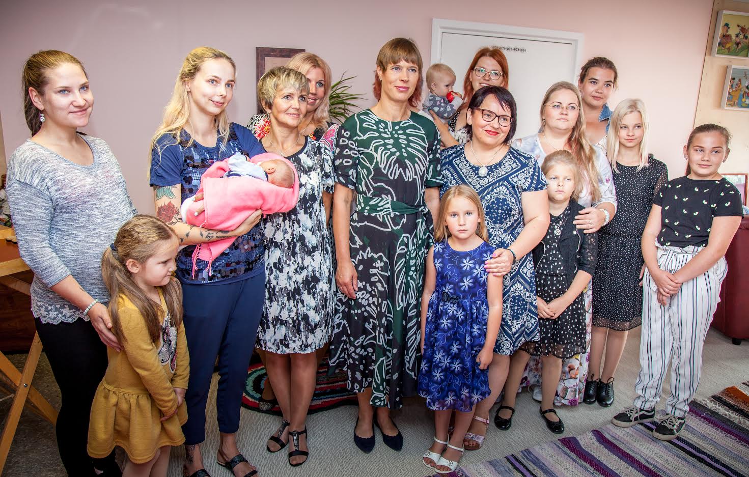 Vabariigi President Kersti Kaljulaid kohtus reedel Võrus Saagu Parema keskuse meeskonnaga ning Vunki mano! loometalgute korraldajatega. Foto: AIGAR NAGEL