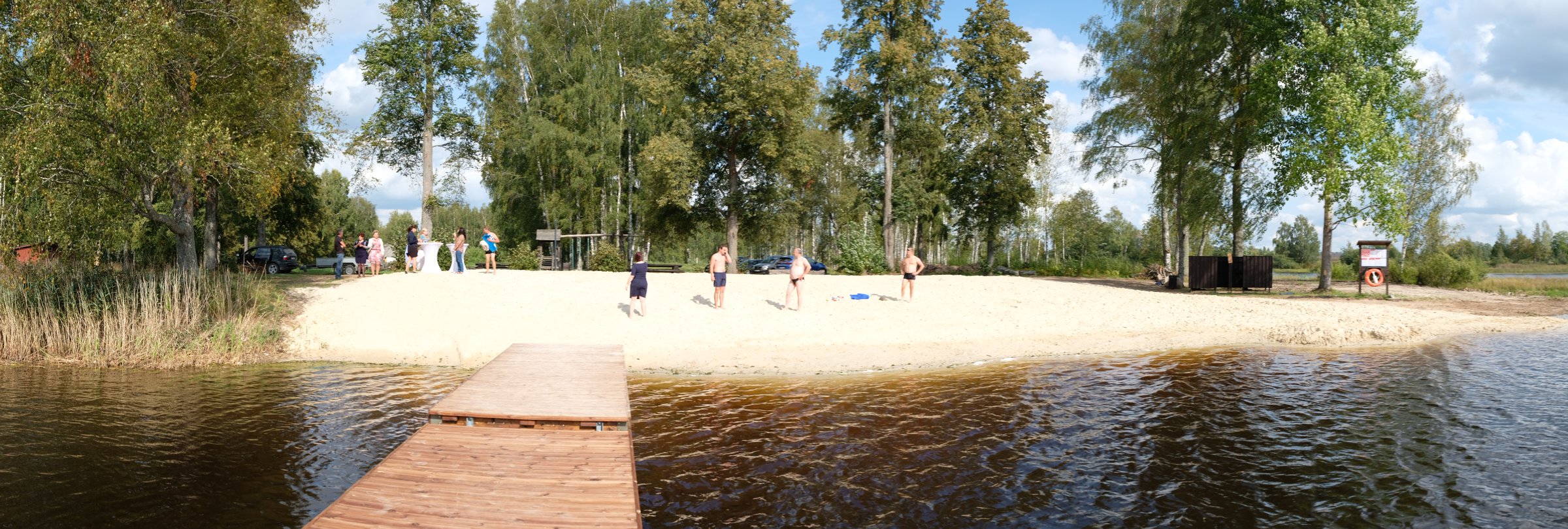 Esimene etapp Boose järvede korrastamistöödel - ujumiskoha renoveerimine sai tänasega joone alla ja rand ametlikult avatud. Järge on ootamas järvesid ühendava kanali ja äravoolu puhastamine ehk siis järvede hüdrobioloogilise seisundi parendustööd. Lisaks lindi lõikamisele proovisid nii tööde tellija, teostaja kui järelvalve esindajad kuidas ujumiskoht tegelikkuses toimib. Antsla Vald