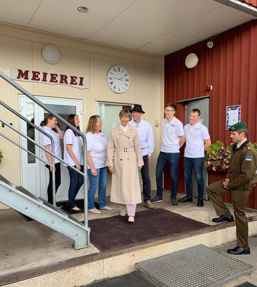 Nopri pererahval oli rõõm! Kagu-Eesti töönädala raames külastas president Kersti Kaljulaid ka Noprit! FOT: Nopri Talumeierei Nopri pererahval oli rõõm! Kagu-Eesti töönädala raames külastas president Kersti Kaljulaid ka Noprit! FOT: Nopri Talumeierei