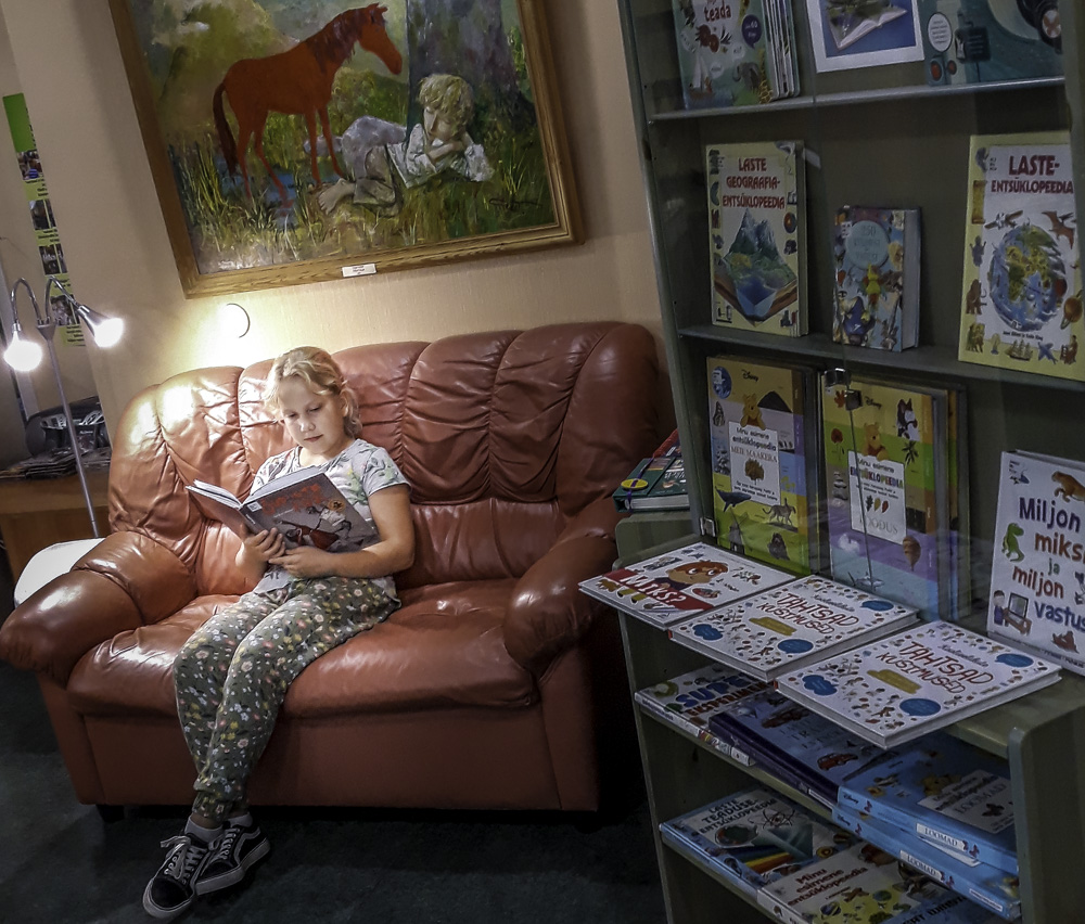 3. klassi õpilane Agneta-Lisell valis raamatukogu lasteosakonnast sõbra soovitusel välja raamatu „Õuduste kool”. Foto: HELERI LAKUR