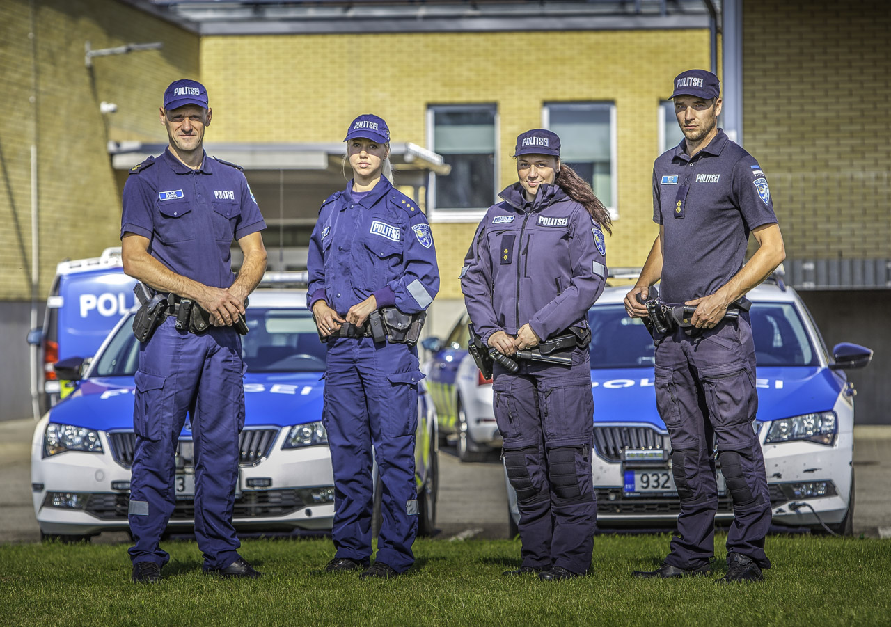 Kagu politseijaoskonna piirkonnapolitseinikud Elar Sarik (vasakult) ja Mirjam Uibo demonstreerivad oma seljas vanu politseivorme, mida uuendati viimati 18 aastat tagasi. Patrullpolitseiniku Karolin Raudsepa ja tema kõrval seisva välijuhi Erko Sibula seljas aga näeb uut välivormi, mille eeliseks on mitmekihilisus ja sobivus ilmastikutingimustega. Foto: AIGAR NAGEL Kagu politseijaoskonna piirkonnapolitseinikud Elar Sarik (vasakult) ja Mirjam Uibo demonstreerivad oma seljas vanu politseivorme, mida uuendati viimati 18 aastat tagasi. Patrullpolitseiniku Karolin Raudsepa ja tema kõrval seisva välijuhi Erko Sibula seljas aga näeb uut välivormi, mille eeliseks on mitmekihilisus ja sobivus ilmastikutingimustega. Foto: AIGAR NAGEL