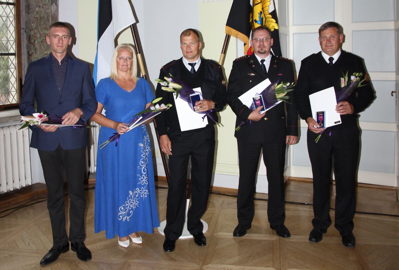 Päästeameti tunnustatud inimesed Võrumaalt. Vasakult: päästeameti elupäästja kolmanda klassi aumärgi pälvinud Jaan Raha ja Angela Udras ning päästeameti hõbedaste tammelehtedega teenetemedali saanud Lõuna päästekeskuse Antsla päästekomando meeskonnavanem Kalev Tiirmaa, Lõuna päästekeskuse Võru päästekomando komandopealik Erki Land ja Lõuna päästekeskuse Vastseliina päästekomando päästja Kaupo Narusk. Pildilt on puudu Sander Ehte, kes üritusel ei viibinud. Foto: ERAKOGU Päästeameti tunnustatud inimesed Võrumaalt. Vasakult: päästeameti elupäästja kolmanda klassi aumärgi pälvinud Jaan Raha ja Angela Udras ning päästeameti hõbedaste tammelehtedega teenetemedali saanud Lõuna päästekeskuse Antsla päästekomando meeskonnavanem Kalev Tiirmaa, Lõuna päästekeskuse Võru päästekomando komandopealik Erki Land ja Lõuna päästekeskuse Vastseliina päästekomando päästja Kaupo Narusk. Pildilt on puudu Sander Ehte, kes üritusel ei viibinud. Foto: ERAKOGU