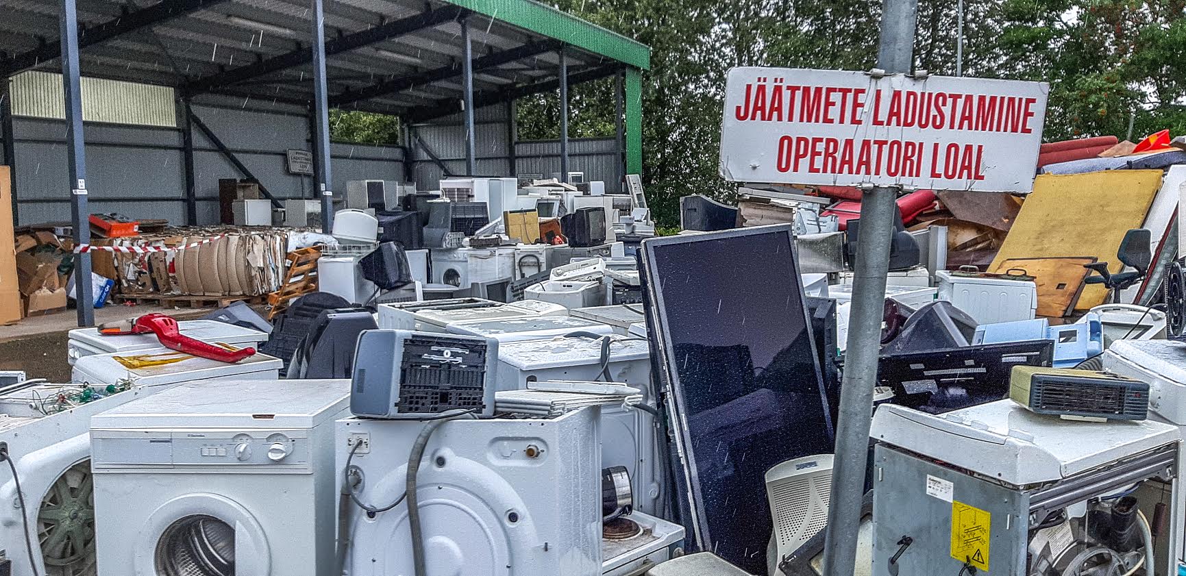 Lehelugejat üllatas Lühike 1 keskkonnajaama hoovil valitsev seadmeteküllus ja vihmane ilm pani mõtlema võimalikule pinnasereostuse ohule. Foto: ERAKOGU