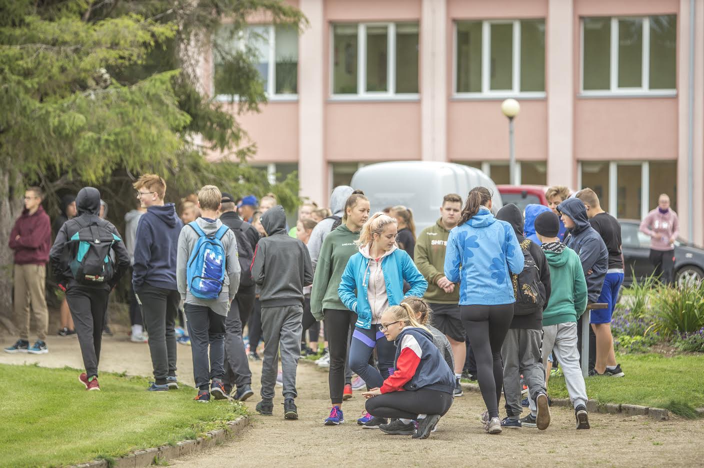 Kool peaks olema tarkuse ja teadmiste kogumise koht ning kooli võiks iga laps tulla alati rõõmuga, mitte hirmutunnet tundes. Positiivset energiat annavad koolis korraldatavad ühisüritused, nagu näiteks ekskursioonid, spordipäevad ning muud ettevõtmised. Pildil on jäädvustatud mõnus hetk eilsest Parksepa keskkoolis toimunud spordipäevast, mil õpilased said koos proovile panna oma sportlikud võimed. Foto: AIGAR NAGEL