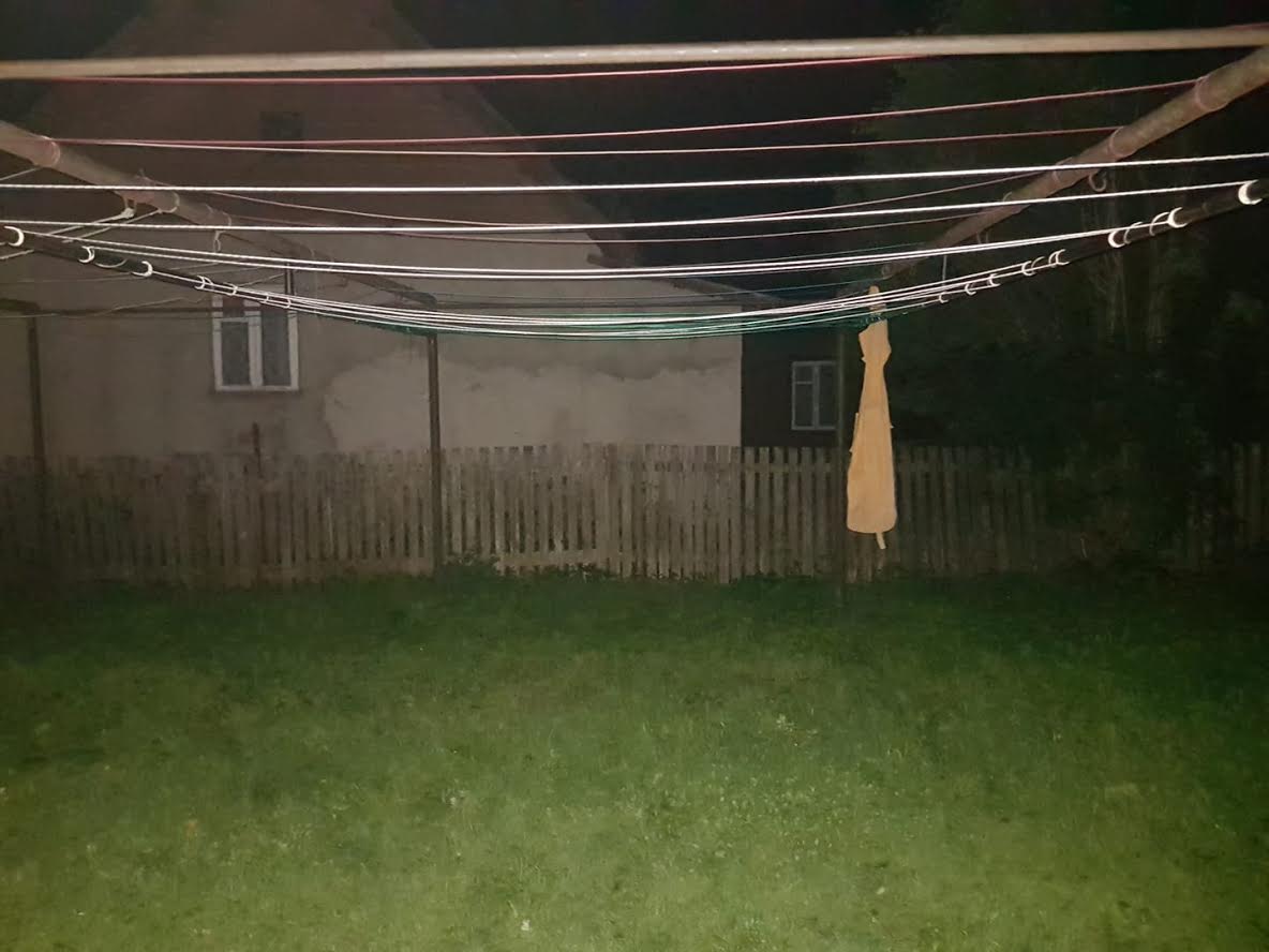 Oma riietest ilma jäänud mees postitas sotsiaalmeedia gruppi lootusrikka foto Petseri 9 maja hoovist, sest näpatud poolpikki meestepükse ja -särki pole siiani tagastatud. Kuhu kadusid Võru mehe püksid ja särk? Foto: ERAKOGU Oma riietest ilma jäänud mees postitas sotsiaalmeedia gruppi lootusrikka foto Petseri 9 maja hoovist, sest näpatud poolpikki meestepükse ja -särki pole siiani tagastatud. Kuhu kadusid Võru mehe püksid ja särk? Foto: ERAKOGU