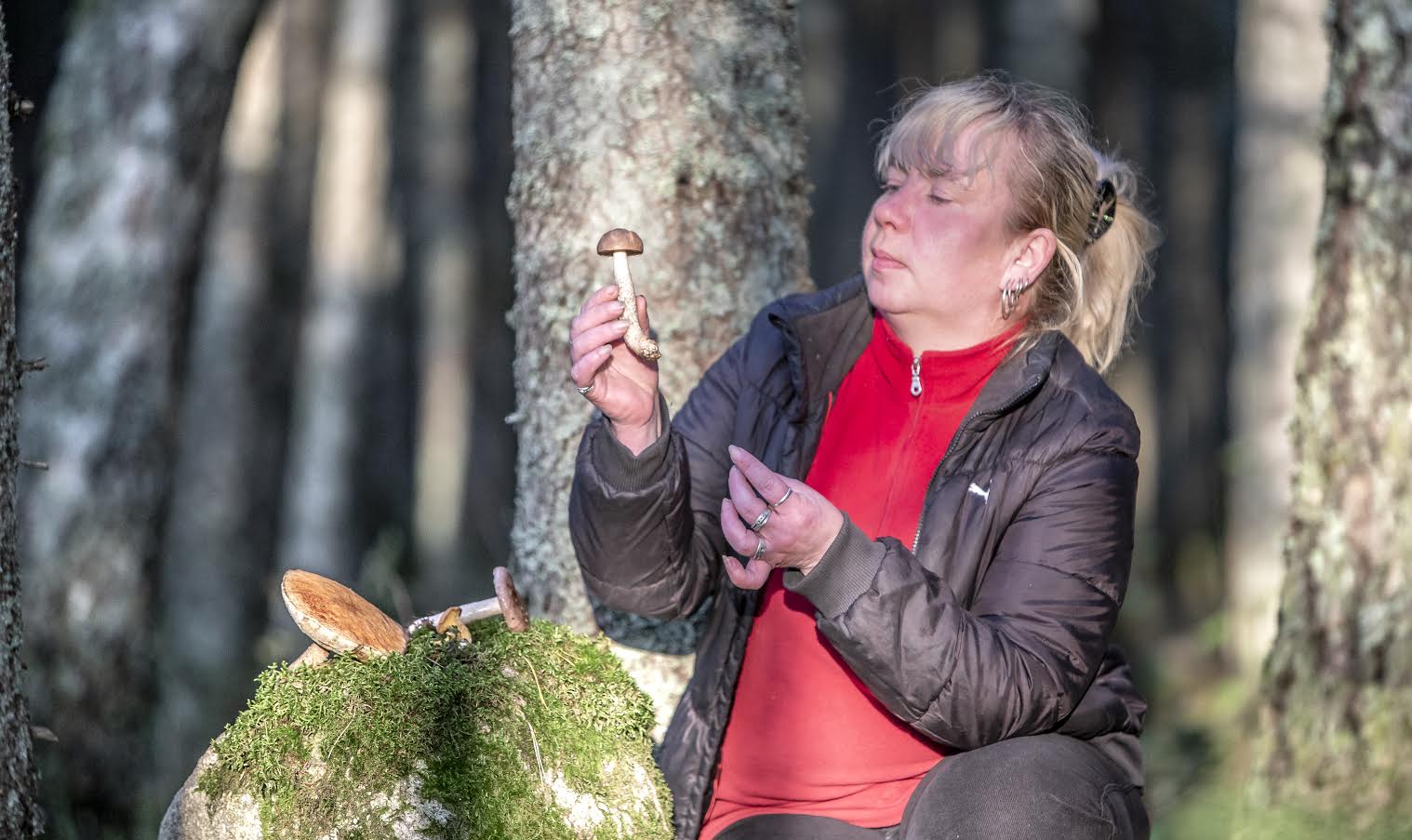 Marje Mürk on metsas seenel käinud lapsest saadik ja ta naudib looduses olemist. Foto: AIGAR NAGEL