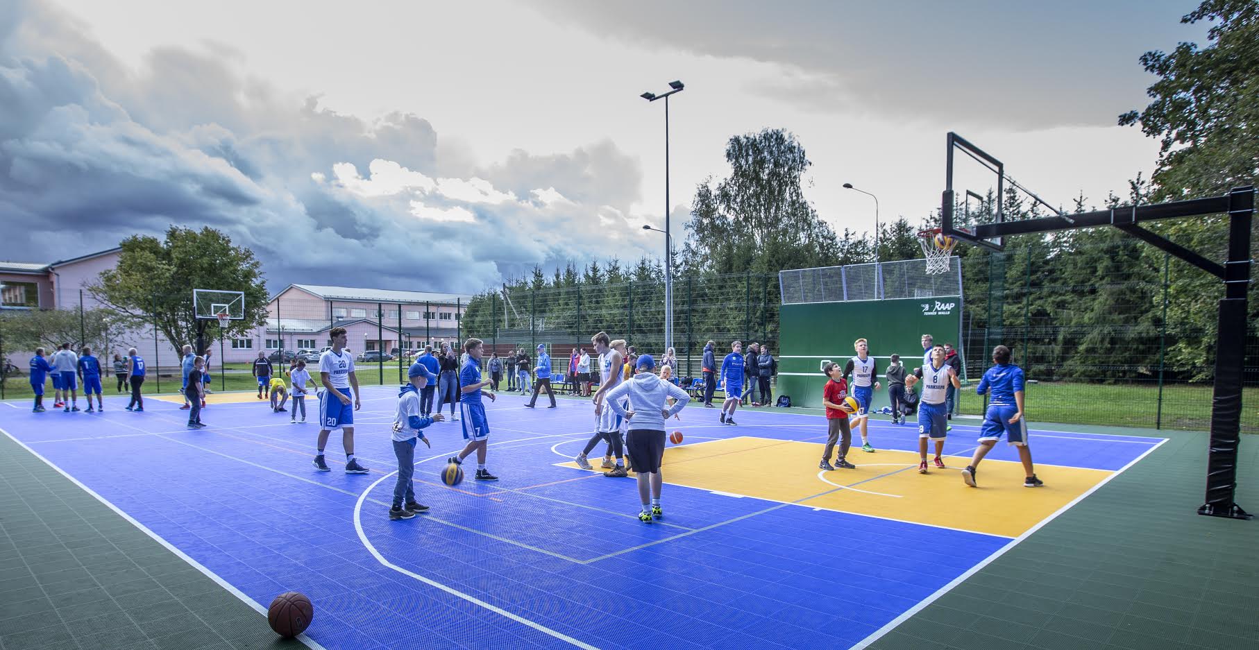 Avamispeol peeti maha ka esimene korvpallilahing, kus kõik said järele proovida uued kingituseks saadud pallid. Foto: AIGAR NAGEL