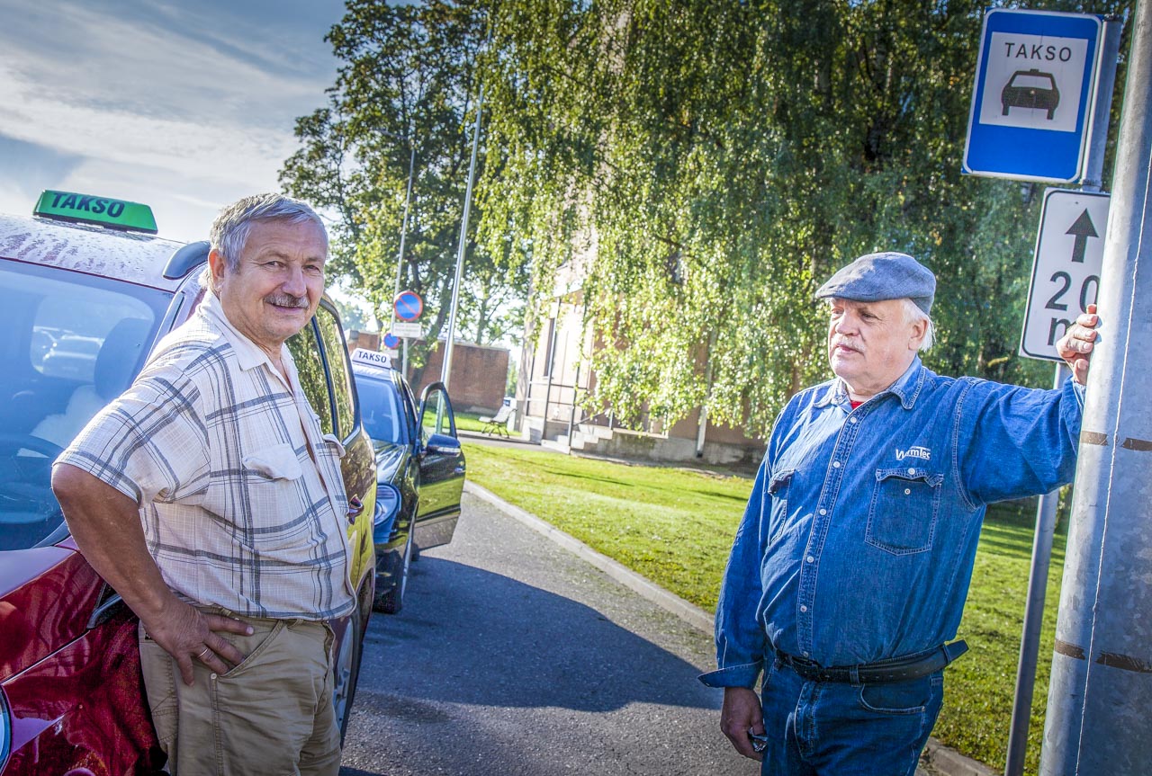 Paul Peri ja Mait Kipper tunnevad taksojuhtide igapäeva elu ja valu läbi ja lõhki, sest on töötanud taksojuhina kümneid aastaid ning peavad praegust olukorda taksonduses üheks raskemaks. Foto: AIGAR NAGEL