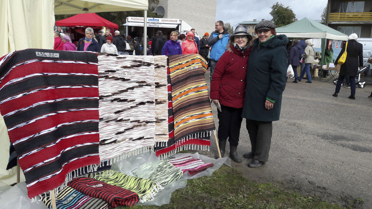 Vaibakuduja Maie Väli (paremal) on rahul juba siis, kui on müüdud kas või paar vaipa ning talle meeldivad tingimismaiad kliendid. Pildile jäi ta oma püsikunde Vandaga, kes seekord Maielt kolm vaipa lunastas. Fotod: STEN SANG