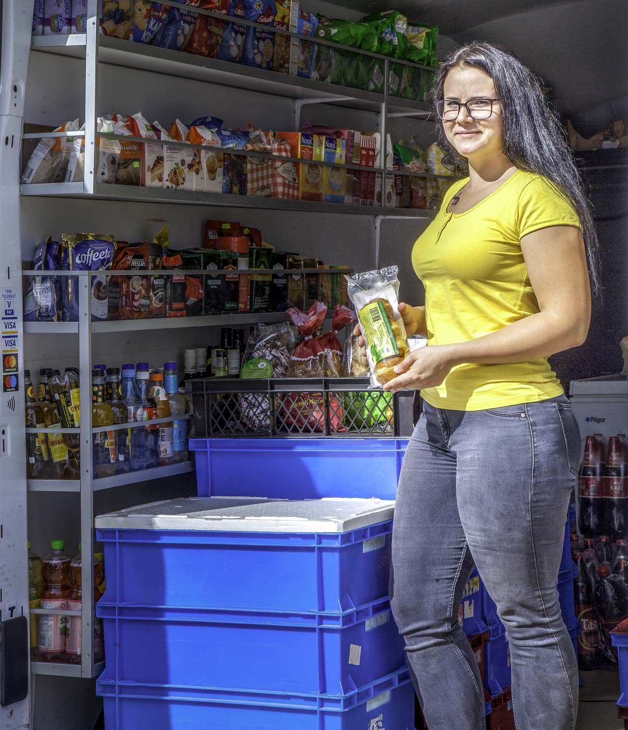 Sandra Kottise on töötanud autokaupluse müüjana juba kaks aastat ja tänu oma tööle tunneb ta kõiki külaelanikke nägupidi. Foto: AIGAR NAGEL