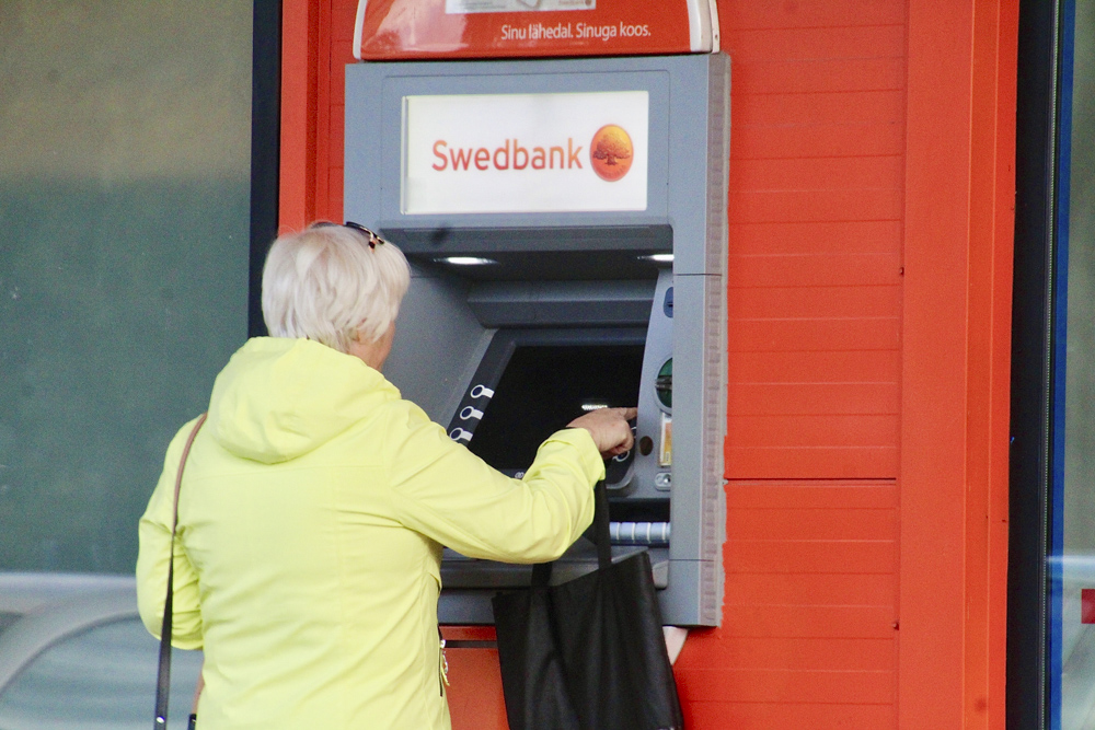 Pangaautomaadi juures säilitage rahu ja kui uuenenud menüüst korraga aru ei saa, siis katkestage tehing ning alustage rahulikult otsast peale. Praegu peaks olema juba iga neljas automaat selline, mis viieeuroseid ei anna. Foto: KALEV ANNOM