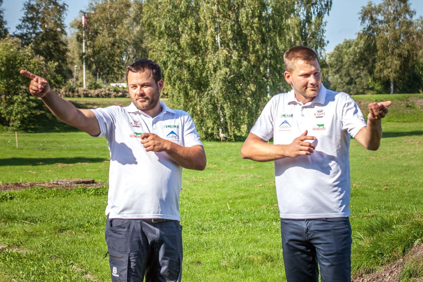 Võrumaa mehed on maailma kahekümne parima laskursportlase seas  Heleri Lakur LASKESPORT > 22.–25. augustini Ungaris peetud maailmameistrivõistlustel Compak Sportingus, mis seisneb kombineeritud laskevõistlustel, saavutas Eesti meeskond 18 riigi arvestuses 12. koha. Meeskonda kuulusid kolm Eesti parimat laskurit: Võrumaalt pärit Mõniste jahiseltsi laskurid Tauno ja Tauri Tamm ning Läänemaalt pärit Tõnu Kirs.  Eesti parimad laskurid koos Ungaris peetud võistlustel osaleti nii individuaal- kui ka meeskondlikus arvestuses. Kõige parema punktikohaga individuaalarvestuses tuli tagasi Tauno Tamm, kes saavutas 745 võistleja sest 17. koha. „Minul on väga hästi läinud, sest kõik Eesti meistritiitlid on siiani ära võidetud. Trenni on tehtud päris palju ja maailma mõistes on konkurents sellel alal väga tihe. Kui ühe märgi mööda lased, võid kukkuda kümne koha võrra. Rajad olid hästi tehnilised ja tänu sellele, et Eestis on võistlused olnud rasked, oli ka nendel võistlustel selle võrra kergem. Tegemist on erinevate laskevõistlustega eelkõige jahimeestele, kes harjutavad ja treenivad end pidevalt,” selgitab ta Compak sportingu põhimõtteid.  Veel möödunud nädalavahetusel käisid Tauno ja Tauri Tamm Lätis peetud kahepäevasel maratonvõistlustel, kus tuldi tagasi 1. ja 3. kohaga. „Nii suurt võistlust pole varem olnud, kus tuleb kahe päeva jooksul kokku lasta 400 märki. Me nimetame seda laskemaratoniks, kus osa sihtmärkidest on lendmärkide ja ka seisvate siluettide pihta,” selgitab Tauno Tamm.  Vendade Tammede sõnul ei plaani nad vahepeal puhata, sest tegemist on nende jaoks tõsise  huvispordiga, mille jaoks treenitakse end kohalikus lasketiirus Kuutsi külas ja vajaduse korral ka teistes linnades üks kuni kaks korda nädalas.