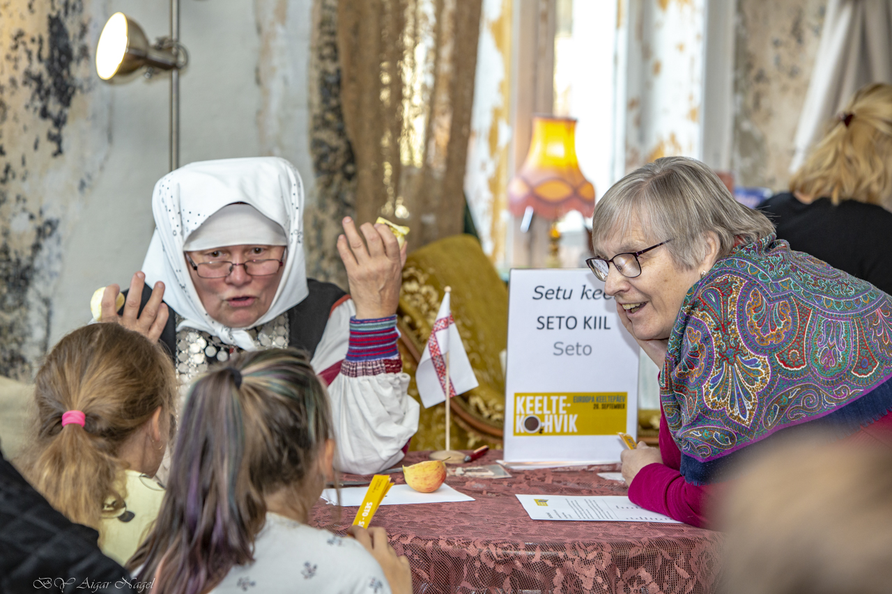 Keeltepäeval oli sama populaarne kohaliku põliskeele laud, kus noortele õunte abil seto keelest näiteid toodi. FOTO: Aigar Nagel