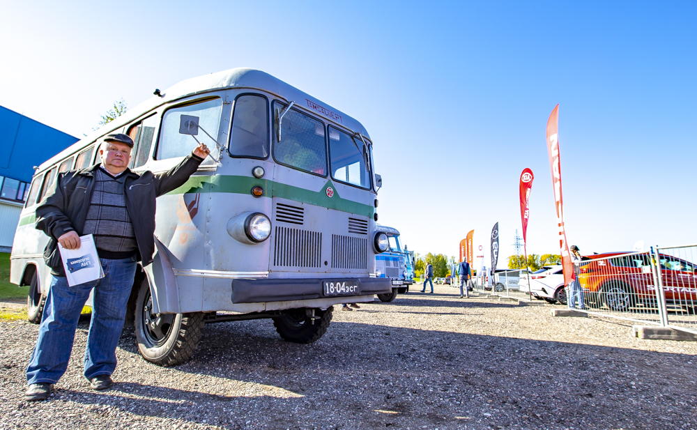 Bussijuht Tõnis vanarauahunnikust päästetud autobuss TA-6 taustal, millel väljalaskeaasta 1960 ning teadaolev kapitaalremont tehtud 1985. aastal. Selline kodumaine toodang liikus viimati Eesti teedel 30 aasta eest, siis kui vaba Eesti eest lauldi öölaulupidudel ja NLKP keskkomitee peasekretäriks sai Mihhail Gorbatšov. Ka Tõnis ise on ühe sellise bussiga sõitu proovinud. „Olen sõitnud küll, aga eks ta üks algeline asi ole, ajab asja ära,” on Tõnise sõnad.