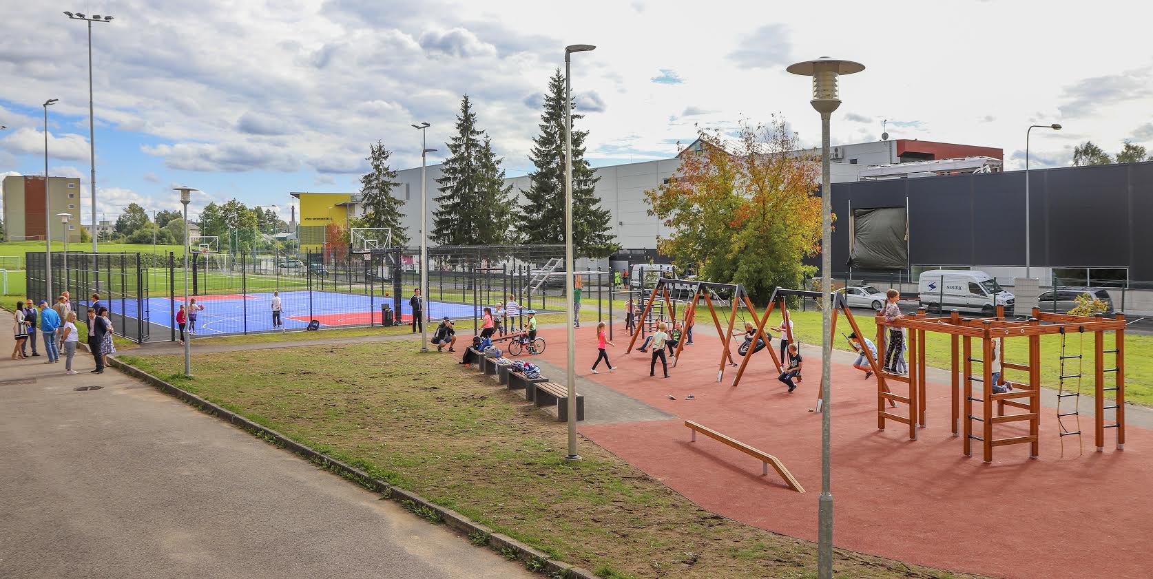 Eile kell 14 avati pidulikult juba 21. augustist aktiivselt kasutuses olnud välikorvpalliväljak ja võimlemislinnak. Foto: AIGAR NAGEL