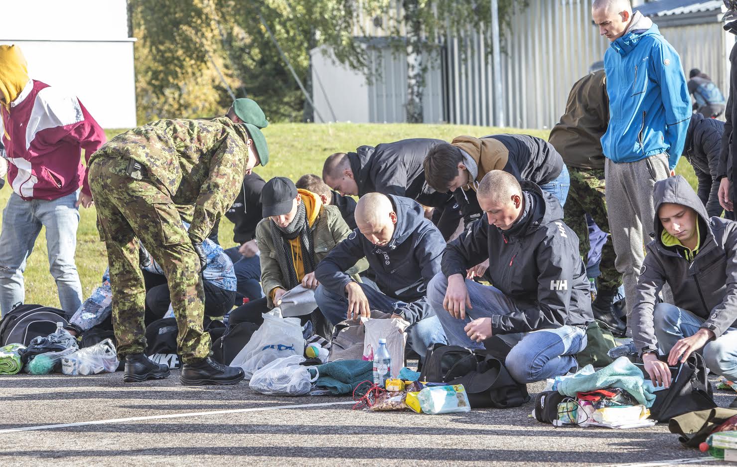 Ajateenijate saabudes kontrollitakse alati üle isikuandmed ja vaadatakse läbi nende asjad, et poleks midagi keelatut kaasa toodud, võetakse laost varustus ning seatakse ennast kasarmutes sisse. Fotod: AIGAR NAGEL