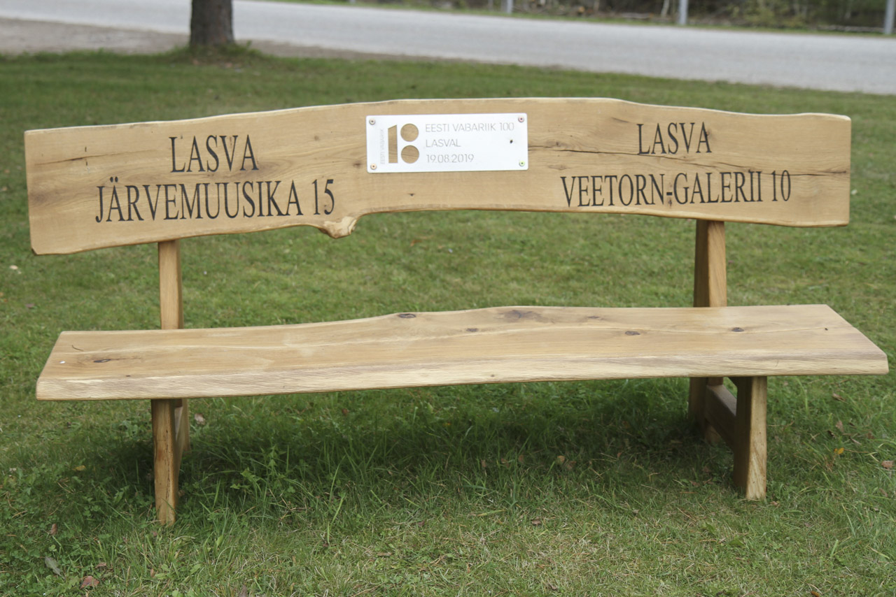 Lasva veetorngalerii ja selle juurde paigaldatud Eduard Tamme valmistatud pink, mis sümboliseerib Lasva järve tulemuusika 15. ja Lasva veetorn-galerii kümnendat sünnipäeva. Fotod: BIRGIT PETTAI