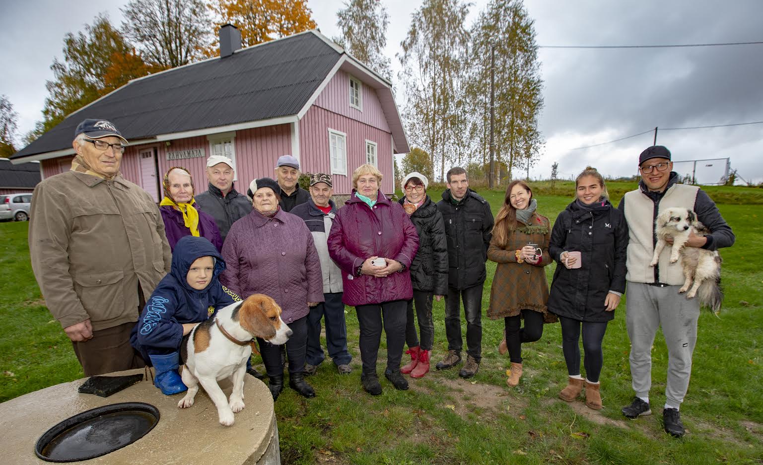 Külavanema Helgi Kuusiku (fotol paremalt viies) juhendamisel rajasid Kündja Külaseltsi virgad liikmed Eestimaale sajandaks sünnipäevaks viljapuuaia. Tunnusplaadile on graveeritud kuupäevaks 20.06.2019. Foto: AIGAR NAGEL