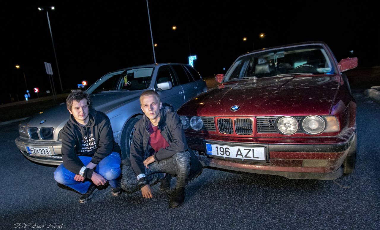 Joosep Lett (vasakult) ja Andre Erik Kose Coopi kaupluse ees. Kuigi mehed armastavad enamasti autoga sõita, on ka autost väljudes ja parklas liigeldes tarvis end nähtavaks teha. FOTO: Aigar Nagel