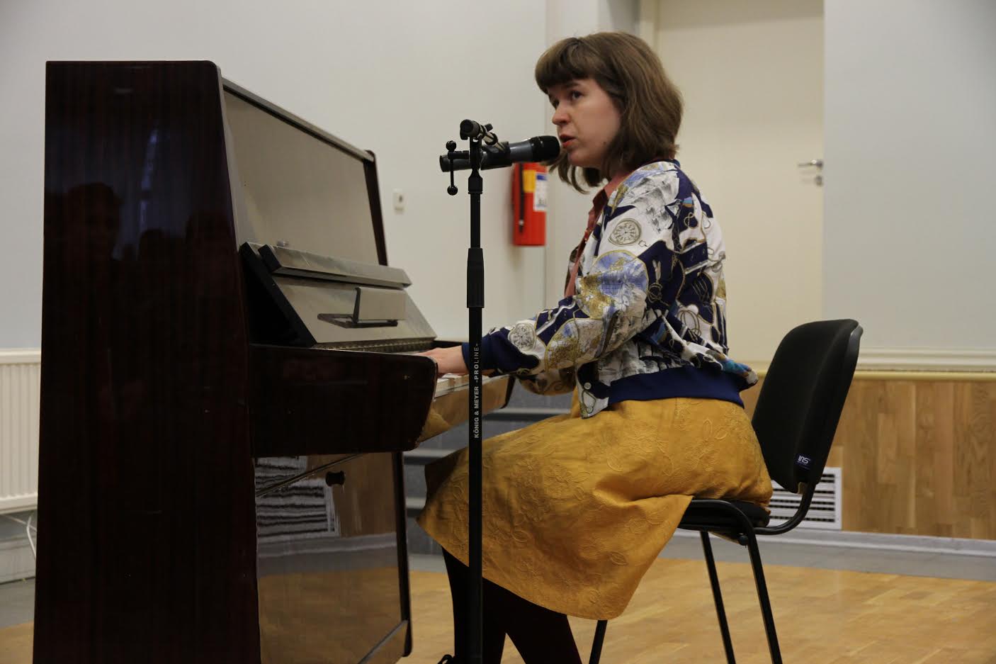 Kaisa Kuslapuu astus oma humoorikate lauludega üles sel nädalal toimuva Tartu laste- ja noortekirjanduse festivali avamisel Eesti Kirjandusmuuseumis. Foto: BIRGIT PETTAI