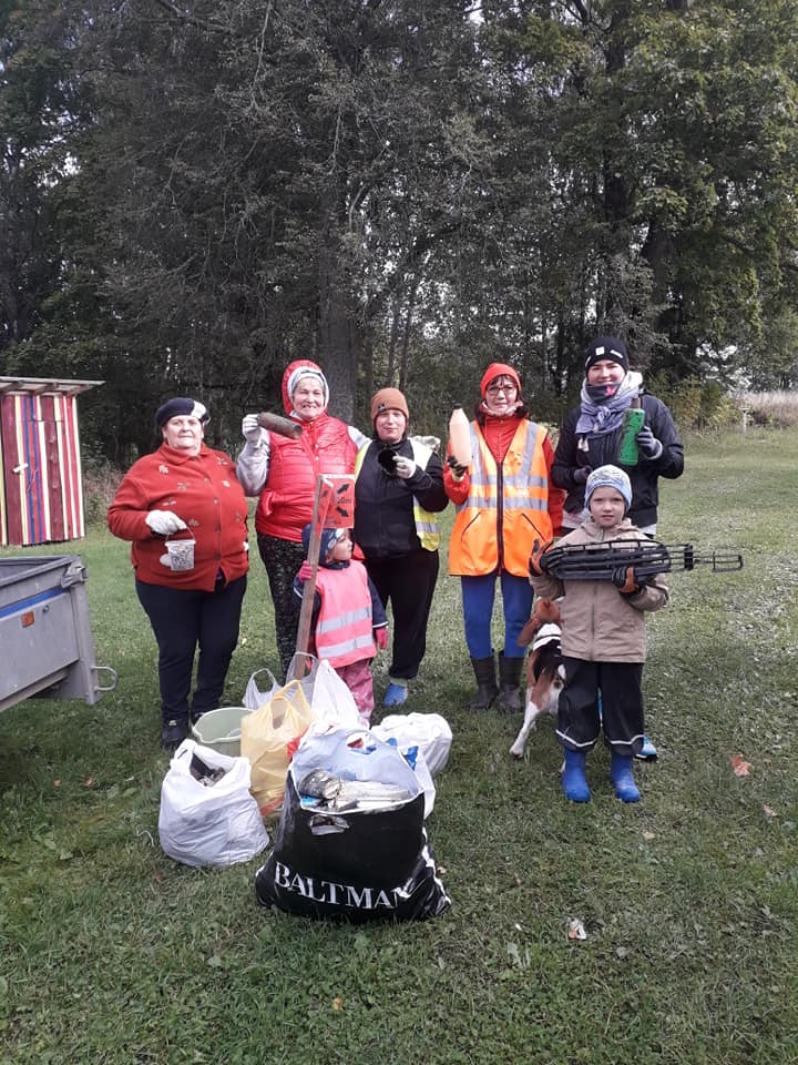Kündja külaseltsi atsakad liikmed lõid kaasa 21. septembril toimunud maailmakoristuspäeval ja muutsid oma kodukandi puhtamaks, silmale ilusaks ja loodusele kergeks. Foto: KÜNDJA KÜLASELTS
