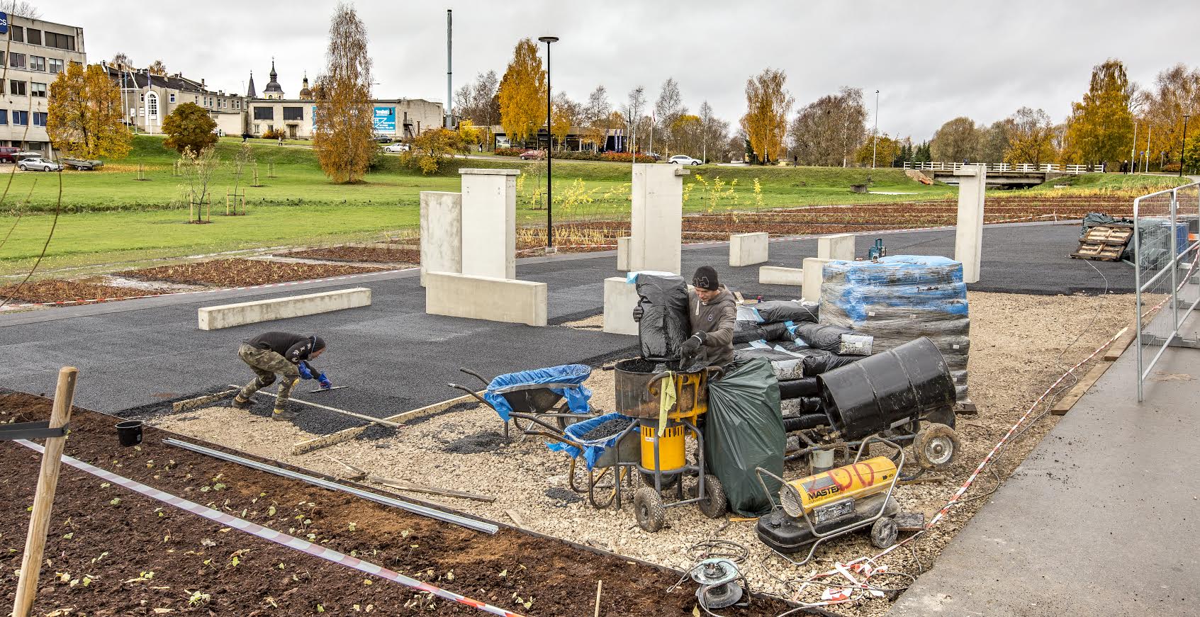 Parkuurimist ehk takistuste läbimist saab peagi harrastada ka Koreli oja ääres Vabaduse ja Petseri tänava vahelisel rohealal. Foto: AIGAR NAGEL