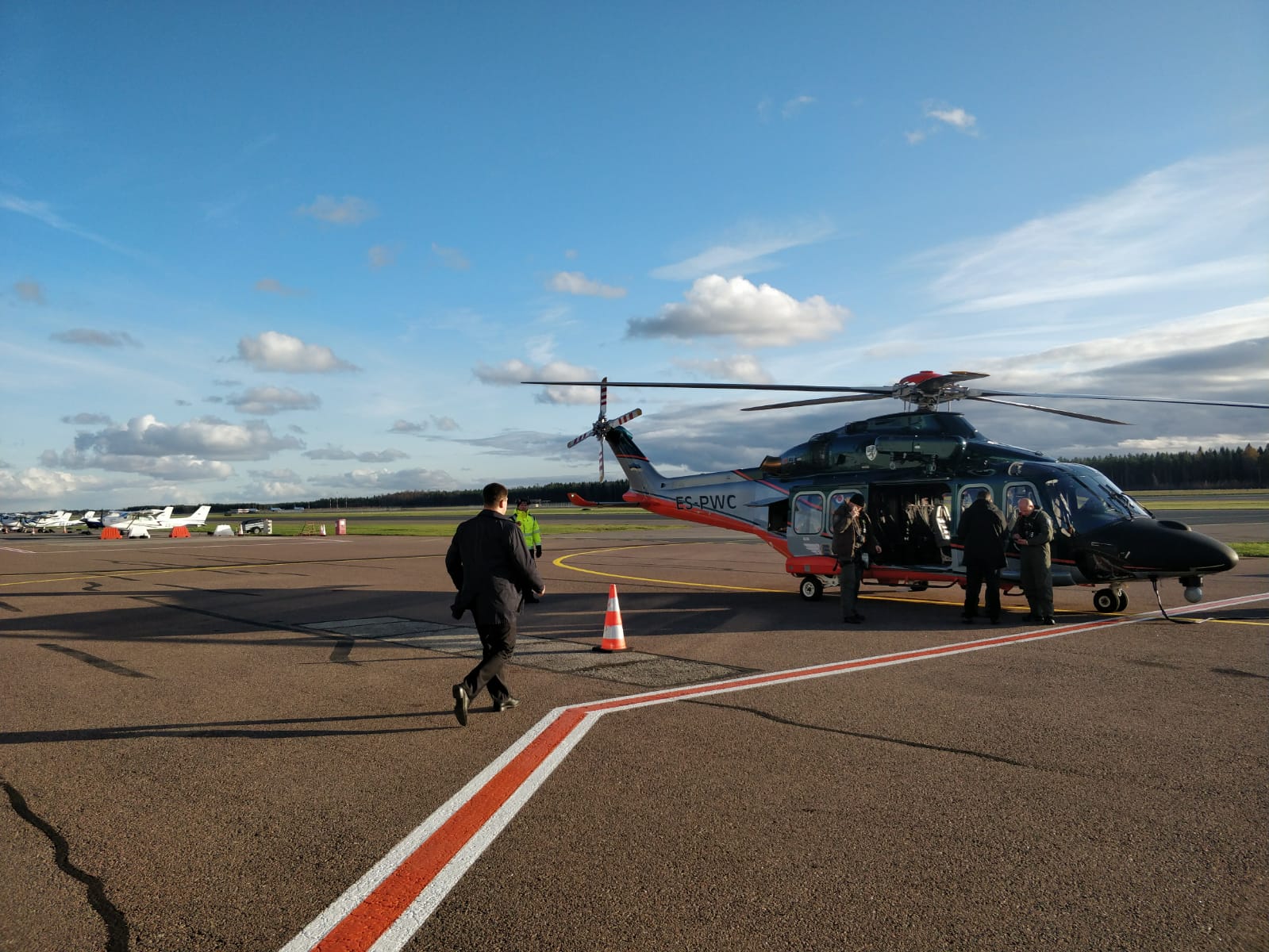 Jüri Ratas Facebook: Jõudsin Ameerika Ühendriikidest Eestisse tagasi ning suundun kohe Lõuna-Eestisse, kus mul on mitmed kohtumised Võru ja Rõuge vallas🚁 Olen jälginud möödunud nädalavahetusel Eestimaad räsinud tormiga seotuid arenguid. Nüüd kohapeal saan kaasa mõelda, kuidas leida lahendused, mis aitaksid sel korral kannatada saanuid ning kuidas tulevikus sellisteks olukordadeks paremini valmis olla.
