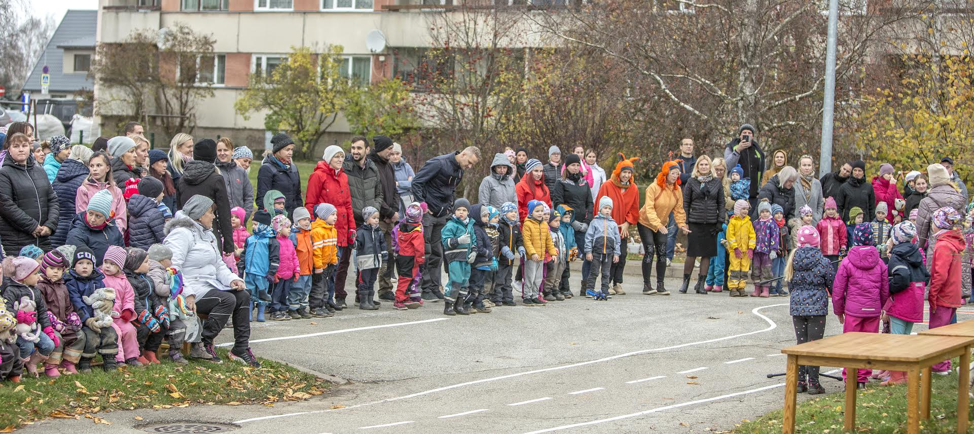 Loodusõpperada on ainulaadne õuesõppeviis, mida Võru Punamütsikese lasteaias olevad lapsed saavad iga päev läbi teha ja avastada. Rajakaardi järgi leiab üles nii õige puu kui ka põõsa, spetsiaalse putukaraja või põneva seiklusraja. Foto: AIGAR NAGEL