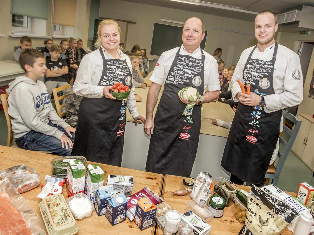 Peakoka Rudolf Visnapuu (keskel) ning kokkade Piret Pusse ja Roland Visnapuu kaasabil valmistasid Kuldre kooli õpilased neljapäeva hommikupoolikul kamavahu, risoto, maitsevõi, dipikastme ja isegi kreemja kalasupi. Fotod: AIGAR NAGEL
