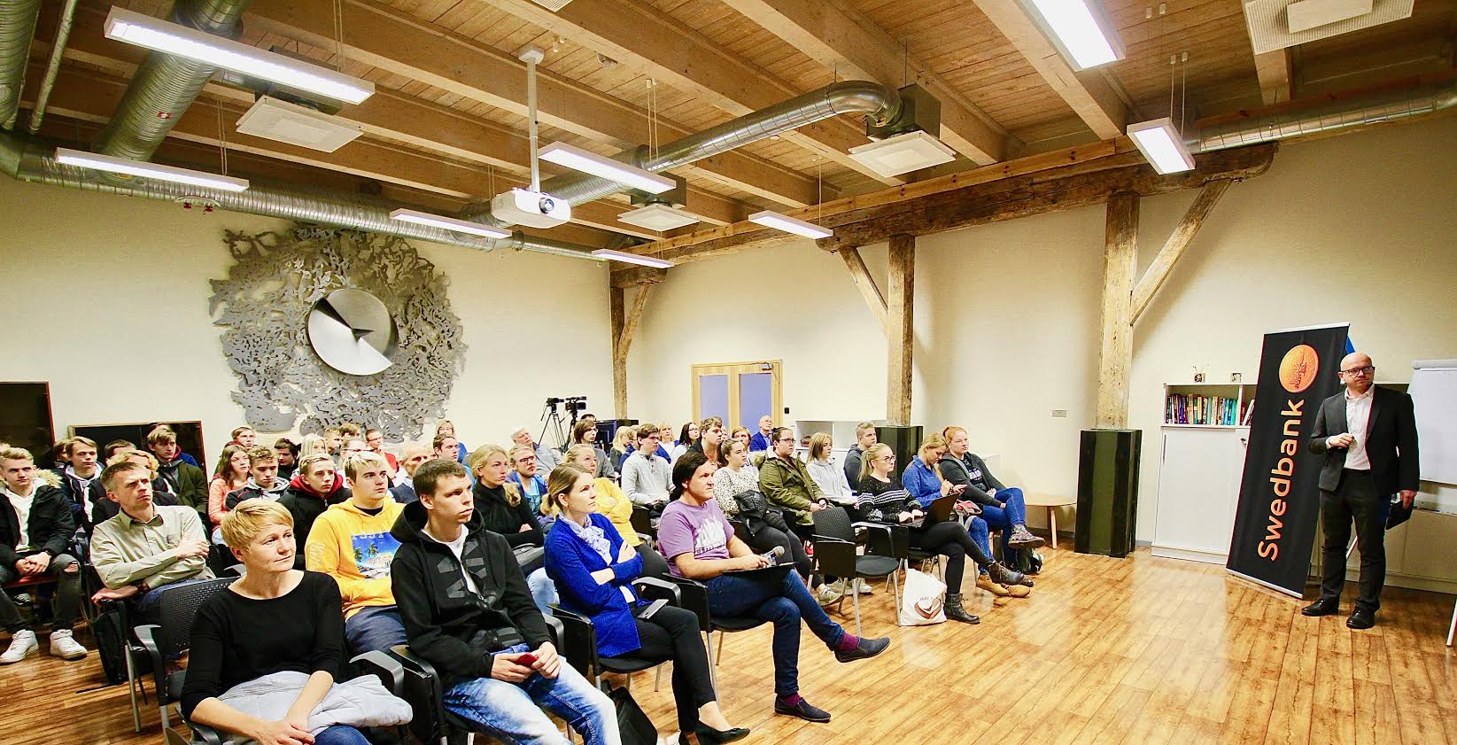Teemahommik „Tulevik on kohal” tõi kompetentsikeskuse Tsenter saali rahvast sedavõrd palju, et tuli lisarida toole tuua. Pildil paremal ääres näeme esinemas Indrek Seppot, kes toonitas, et töötajatel on üha riskantsem omada vaid ühte oskust – tuleks mõelda „oskuste portfellile”. Foto: KALEV ANNOM