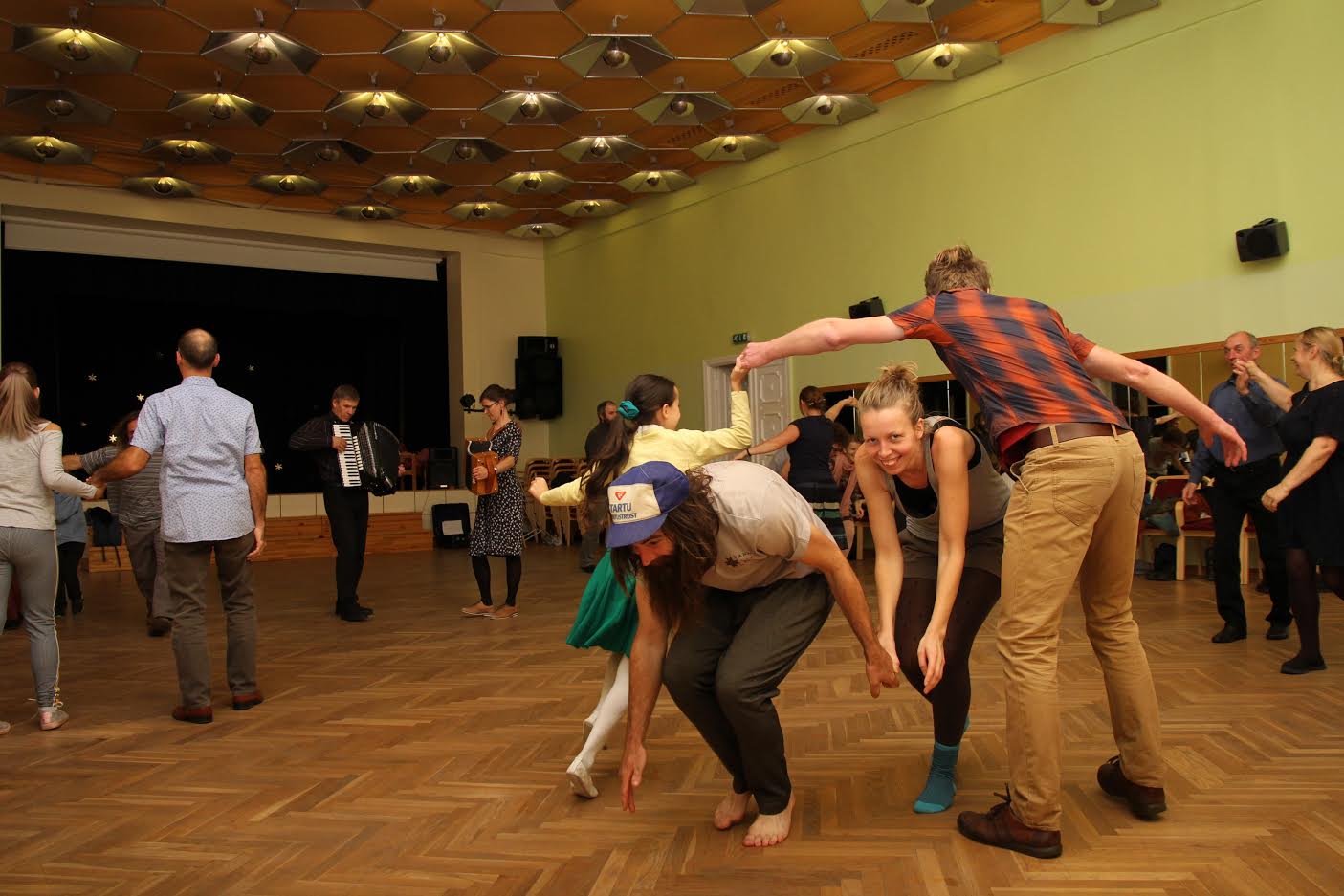 Vastseliina tantsuklubis käivad tantsimas nii suuremad kui ka väiksemad. Tantsudele taustaks musitseerisid Veiko Kivi ja tantsude õpetaja Kadri Lepasson. Foto: BIRGIT PETTAI