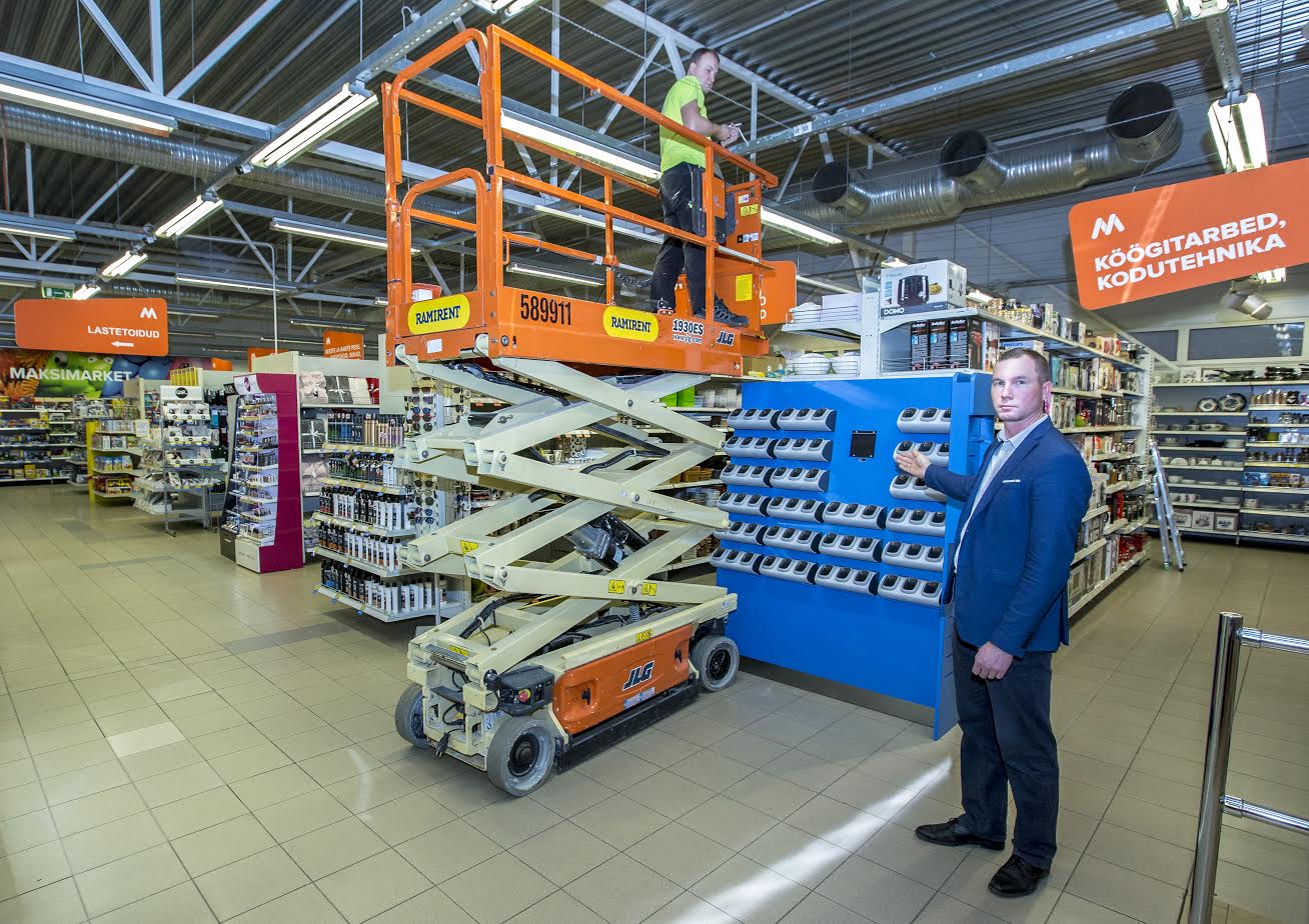 Kui Võru Maxima kaupuses olevates iseteeninduskassades saab maksta nii sularahaga kui ka pangakaardiga, kuid süsteem on üks ehk kauba peab skaneerima kassas, siis Võru Maksimarketisse on planeeritud kahte tüüpi nutikassad. „Viis nutikassat saavad olema põhimõttel, et kauplusesse sisenedes võtad stendilt puldi ja kaupluses olles valid oma ostud välja, paned korvi ning kassas maksad. FOTOL Maksimarketi juhataja Veiko Park Foto: AIGAR NAGEL