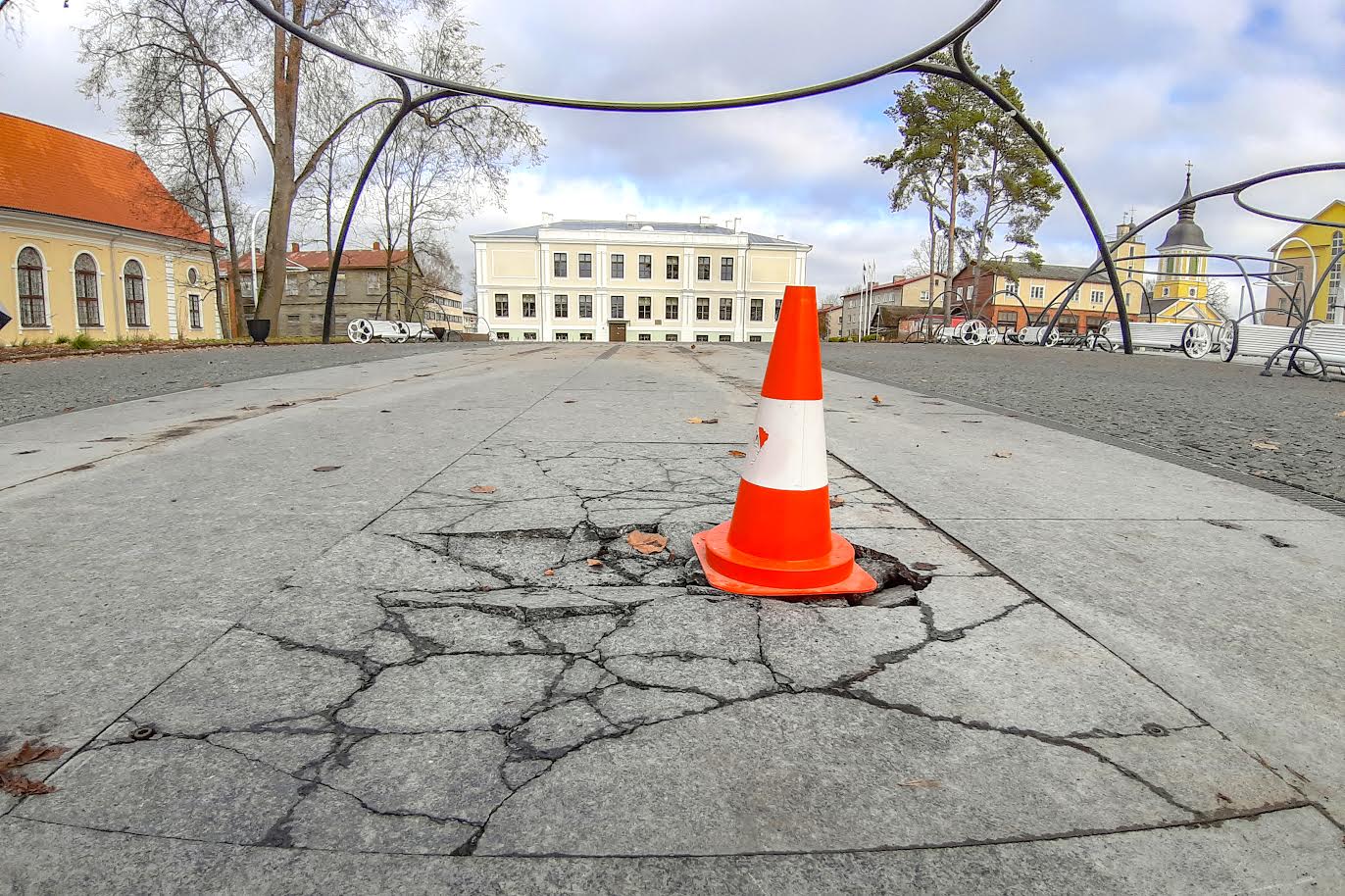 Eile hommikul oli keskväljakul olev auk tähtistatud silmapaistva koonusega ja asendusplaadi ootel. Foto: AIGAR NAGEL