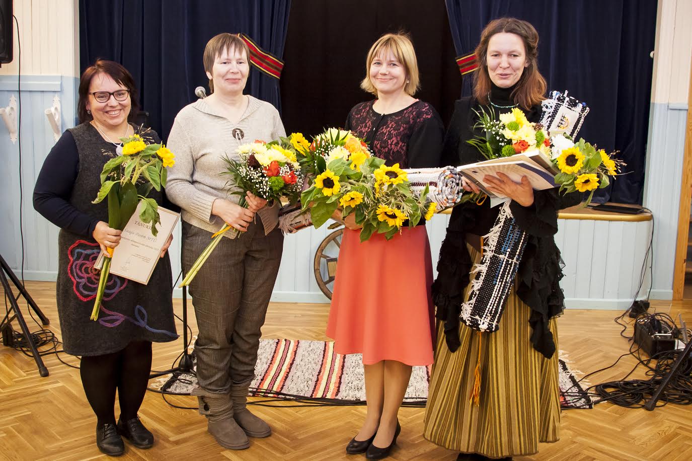 Pildil vasakult Piret Haljend (Saagu Parem MTÜ eestvedaja), Ruuta Ruttas-Küttim (kogukonna turvalisuse eestvedaja), Evelyn Tõniste (rahvahääletuse võitja ning Antsla Tarbijate Ühistu esindaja), Lilian Freiberg (Võru maakonna tegusaim kodanik 2019). FOTO: Tiina Männe