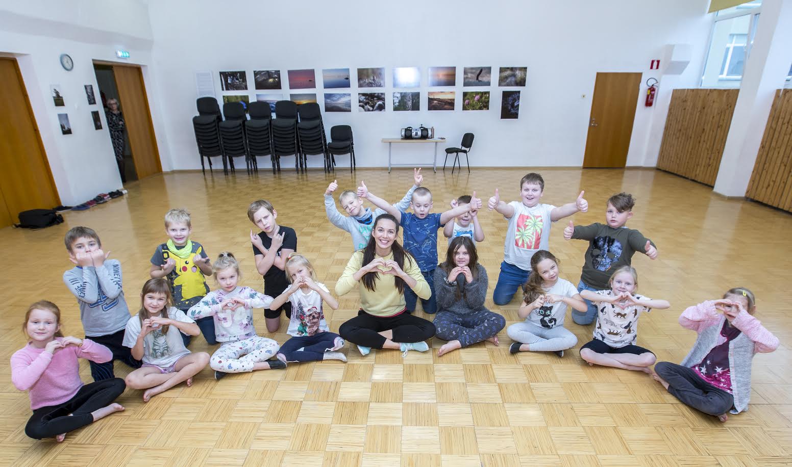 Antsla gümnaasiumi tantsuõpetaja Laura Mander annab parasjagu 2.a klassi õpilastele tundi aulas, kus lähikuudel alustatakse remondiga. Foto: AIGAR NAGEL
