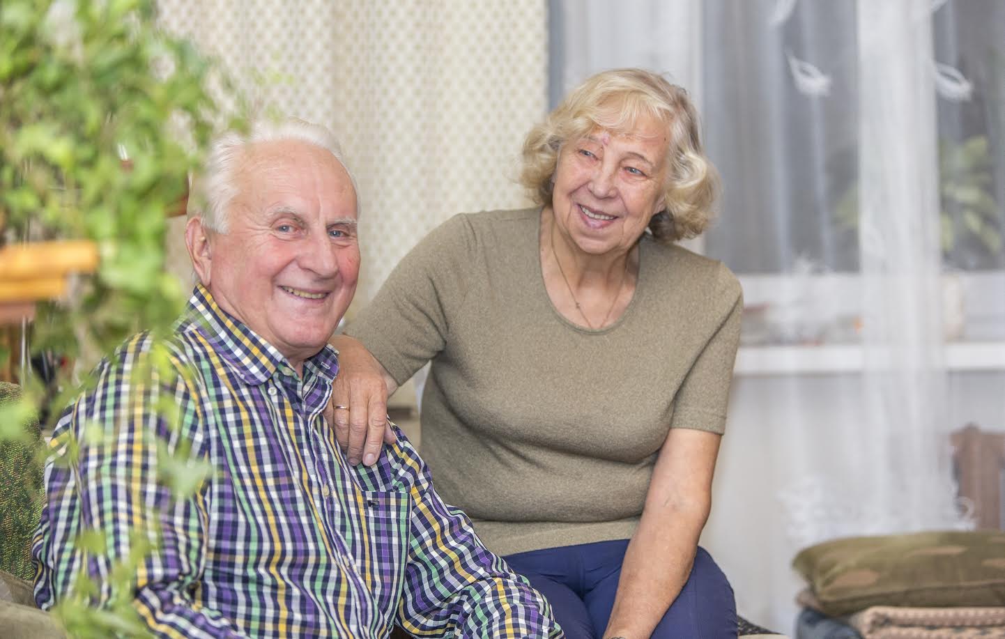 Einar ja Helve oma vast remonditud kodus. Natuke on veel asju vaja paika sättida ja siis võib korras kodust rõõmu tunda. Täname Helvet ka kaunite susside eest, mille ta ise on valmistanud ja Võrumaa Teataja reporterile kinkis. Foto: AIGAR NAGEL