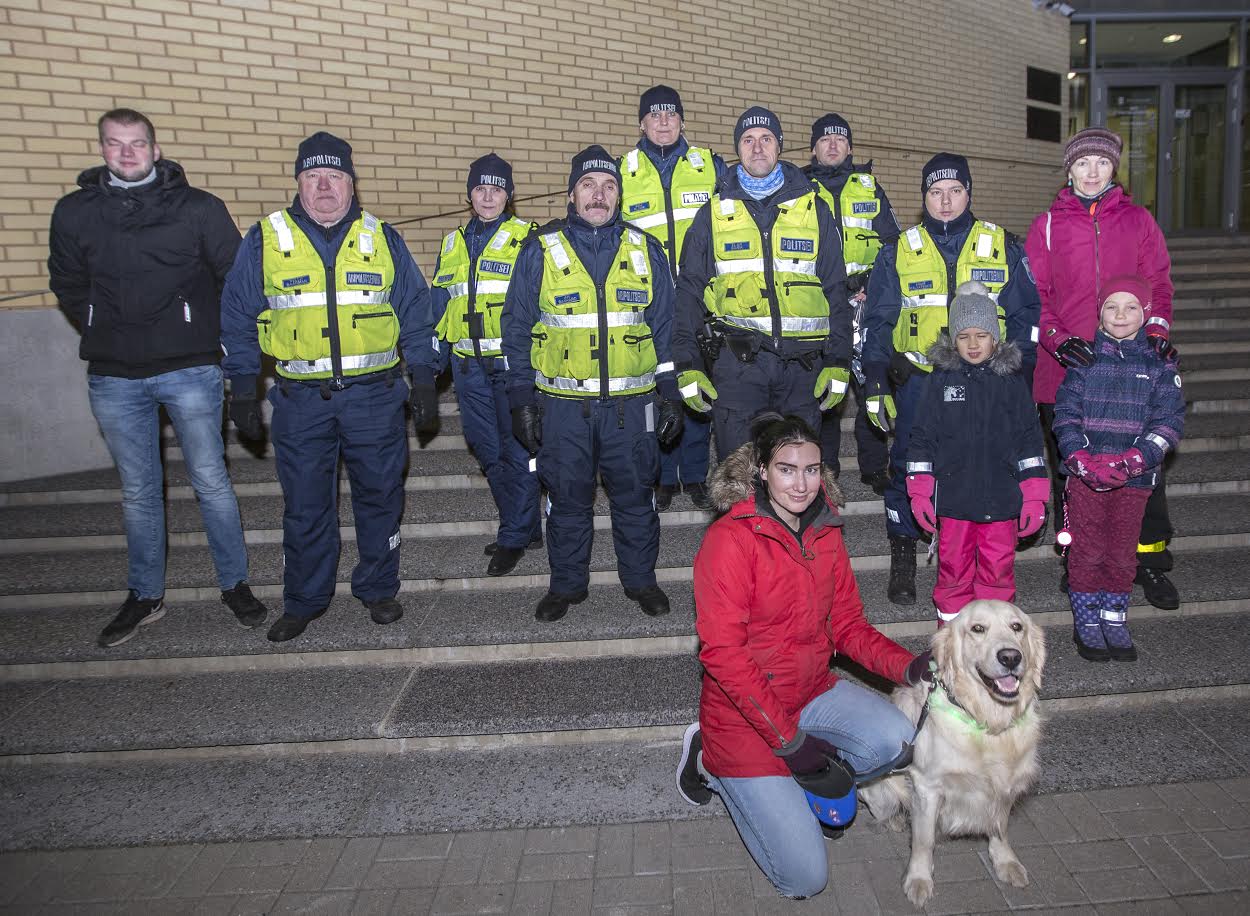 Teisipäeva õhtul kell 17 koguneti Võru politseimaja juurde, et alustada ligi tund aega kestvat helkurkõndi. Marsruuti läbides ühines huvilisi veelgi. Foto: AIGAR NAGEL