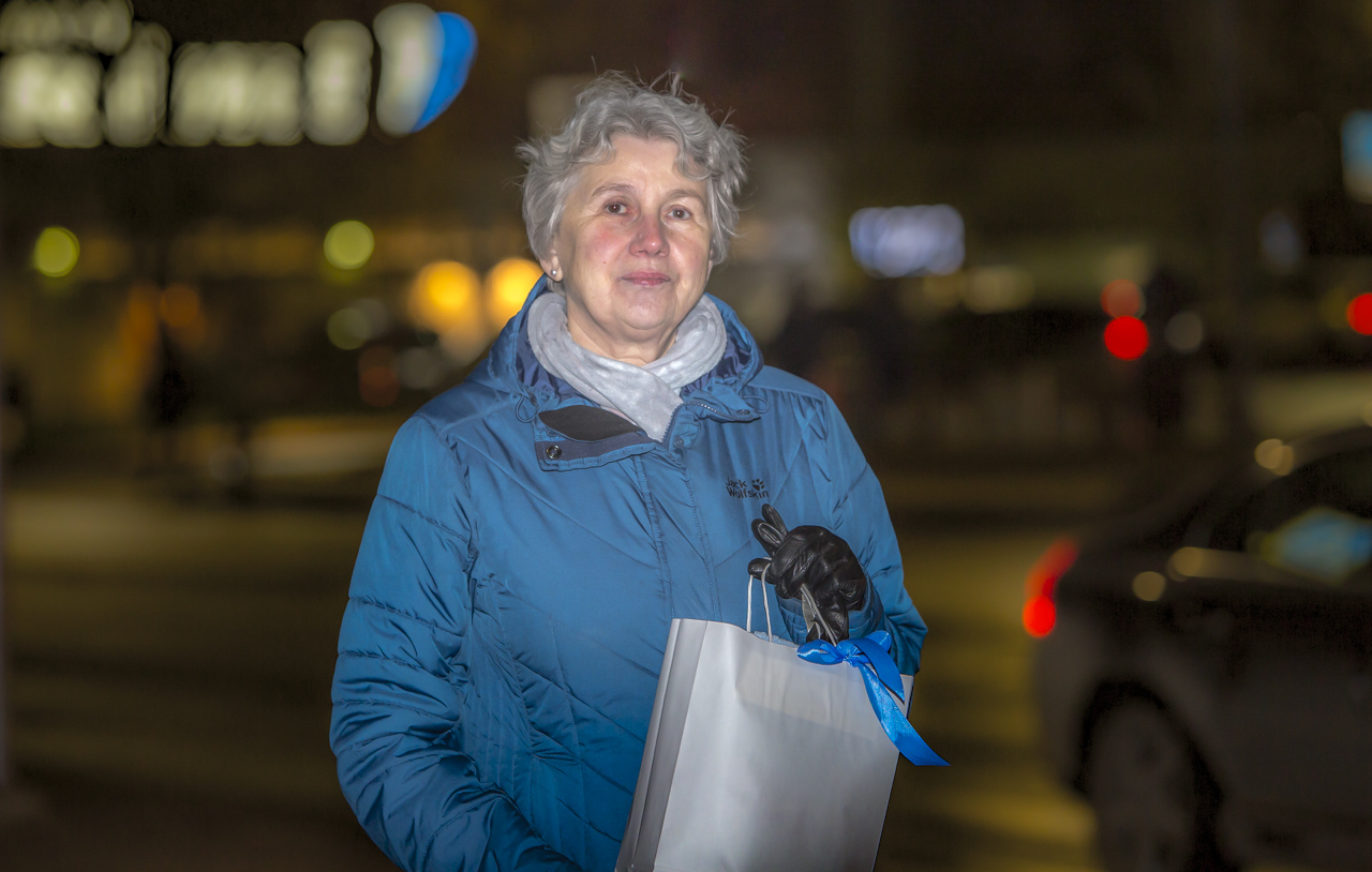 Võitja Inga Lang kingikotiga, kuhu on Kubija hotell-loodusspaa sisse puistanud põneva raamatu ning saunalina. Foto: AIGAR NAGEL Võitja Inga Lang kingikotiga, kuhu on Kubija hotell-loodusspaa sisse puistanud põneva raamatu ning saunalina. Foto: AIGAR NAGEL