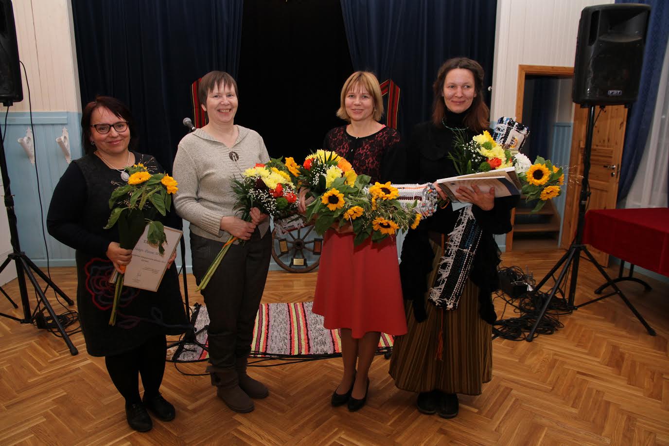 Laureaadid. Vasakult: Piret Haljend (MTÜ Saagu Parem eestvedaja), Ruuta Ruttas- Küttim (kogukonna turvalisuse eestvedaja), Evelyn Tõniste (rahvahääletuse võitja ning Antsla Tarbijate Ühistu esindaja), Lilian Freiberg (Võru maakonna tegusaim kodanik 2019). FOTO: Birgit Pettai Laureaadid. Vasakult: Piret Haljend (MTÜ Saagu Parem eestvedaja), Ruuta Ruttas- Küttim (kogukonna turvalisuse eestvedaja), Evelyn Tõniste (rahvahääletuse võitja ning Antsla Tarbijate Ühistu esindaja), Lilian Freiberg (Võru maakonna tegusaim kodanik 2019). FOTO: Birgit Pettai