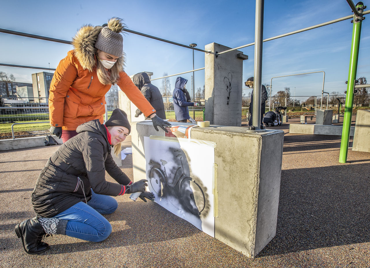 Eile kaunistati grafitiga Võru Koreli oja ääres asuvat parkuurimisala. Pildil värvimas Helen. Foto: AIGAR NAGEL