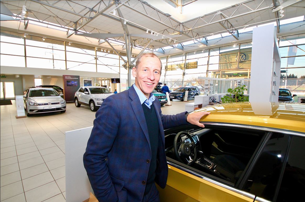 Lõuna-Eesti Volkswageni keskuse Aasta Auto Pluss müügidirektor Rein Kullamaa kinnitab, et kui Volkswagen midagi teeb, siis teeb alati väga teedrajavalt. Müügidirektor soovitab praegu võtta liisingusse korralik sisepõlemismootoriga auto, sest nende arendamine ei lõpe niipea. Foto: KALEV ANNOM Lõuna-Eesti Volkswageni keskuse Aasta Auto Pluss müügidirektor Rein Kullamaa kinnitab, et kui Volkswagen midagi teeb, siis teeb alati väga teedrajavalt. Müügidirektor soovitab praegu võtta liisingusse korralik sisepõlemismootoriga auto, sest nende arendamine ei lõpe niipea. Foto: KALEV ANNOM