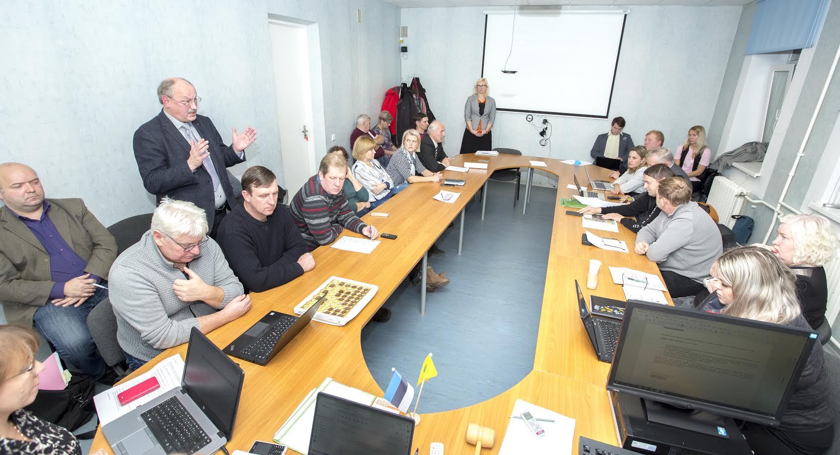 19. novembri Antsla volikogus tõi kompetentsikeskuse eesmärkidest näiteid ka Võrumaa kutsehariduskeskuse direktor Tanel Linnus, kelle sõnul loodi keskus kooli juurde ühe üksusena seetõttu, et Võrumaal on Eesti mõistes puiduvaldkonda õpetatud kõige kauem ja see on siin piirkonnas olnud alati omal kohal. Samuti lisas Linnus, et Euroopa Liidus ei ole ühtegi kompetentsikeskust, mis tuleks ise endaga toime, seda on alati toetatud kas riigi, kohalike omavalitsuste või suurte kontsernide poolt. Tsentri tegevjuht Britt Vahter aga läbis viimases volikogus peadpööritava ristküsitluse, enne kui asuti lõpphääletusele. Foto: AIGAR NAGEL 19. novembri Antsla volikogus tõi kompetentsikeskuse eesmärkidest näiteid ka Võrumaa kutsehariduskeskuse direktor Tanel Linnus, kelle sõnul loodi keskus kooli juurde ühe üksusena seetõttu, et Võrumaal on Eesti mõistes puiduvaldkonda õpetatud kõige kauem ja see on siin piirkonnas olnud alati omal kohal. Samuti lisas Linnus, et Euroopa Liidus ei ole ühtegi kompetentsikeskust, mis tuleks ise endaga toime, seda on alati toetatud kas riigi, kohalike omavalitsuste või suurte kontsernide poolt. Tsentri tegevjuht Britt Vahter aga läbis viimases volikogus peadpööritava ristküsitluse, enne kui asuti lõpphääletusele. Foto: AIGAR NAGEL