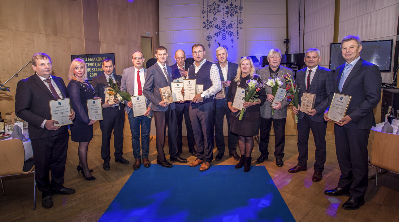 Võru maakonna tunnustatud ettevõtjad ja ettevõtjate esindajad. Vasakult: Mati Haljasmets (Võrumaa aasta mikroettevõtte kandidaadi Haljasmetsa Piiri talu esindaja), Ene Kerge (Eesti töötukassa Võrumaa osakonna juhataja), Tarmo Timmi (võttis auhinna vastu Võru maakonna aasta ettevõtja Taimar Timmi eest), Merlis Hirs (Võru maakonna aasta väikeettevõtte kandidaat OÜ Merling Reisid), Kalle Kaup (Võru maakonna aasta mikroettevõte laureaat OÜ VIP-Mööbel), Tiit Niilo (aasta ettevõtja kategooria kandidaat), Andres Linnasaar (Võrumaa aasta suurettevõtte laureaat AS Barrus), Robert Mägi (Võrumaa aasta startija laureaat OÜ Solarflow), Aime Tulp (Võru maakonna aasta mikroettevõtte kandidaat), Vello Saar (aasta suurettevõtte kandidaat AS Värska Sanatoorium), Urmas Jõgeva (Võru maakonna aasta tööandja laureaat AS Värska Vesi) ja Aigar Pindmaa (Võru maakonna aasta ettevõtja kandidaat). Foto: AIGAR NAGEL