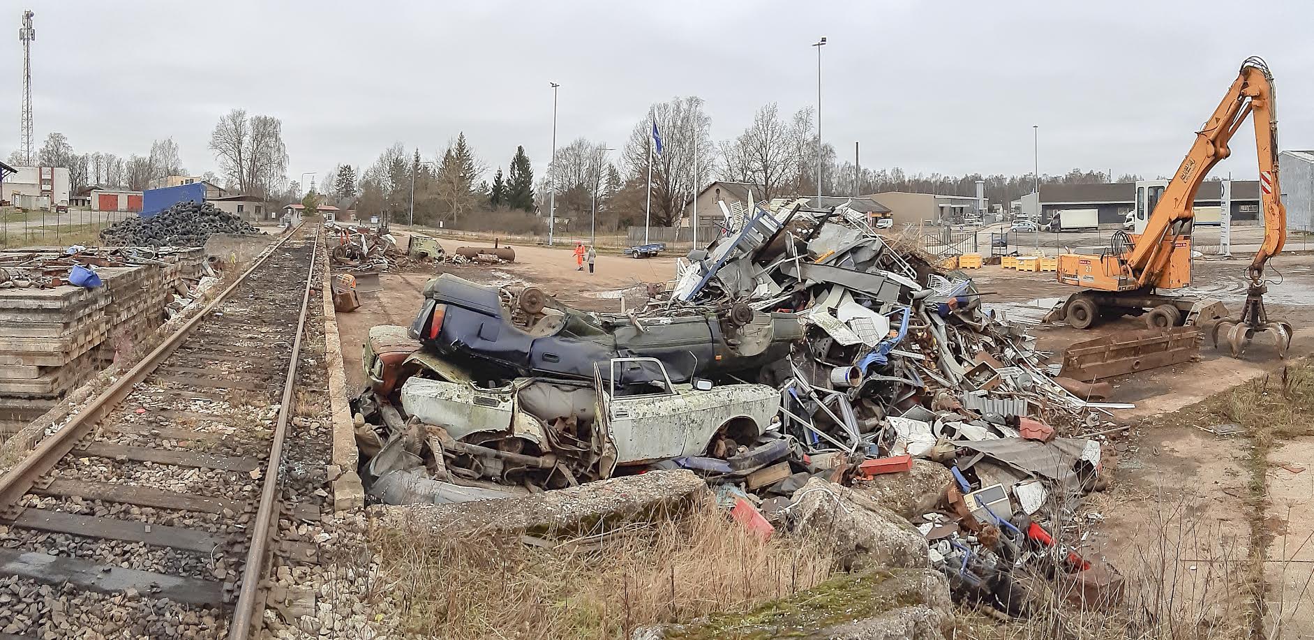 Kuusakoski Võru teeninduspunkti Jaama tänaval toodi teisipäeval kaks väga vana sõidukit, mis kolmapäeva lõuna ajal vanametallihunnikus oma saatust ootamas olid. Foto: AIGAR NAGEL Kuusakoski Võru teeninduspunkti Jaama tänaval toodi teisipäeval kaks väga vana sõidukit, mis kolmapäeva lõuna ajal vanametallihunnikus oma saatust ootamas olid. Foto: AIGAR NAGEL