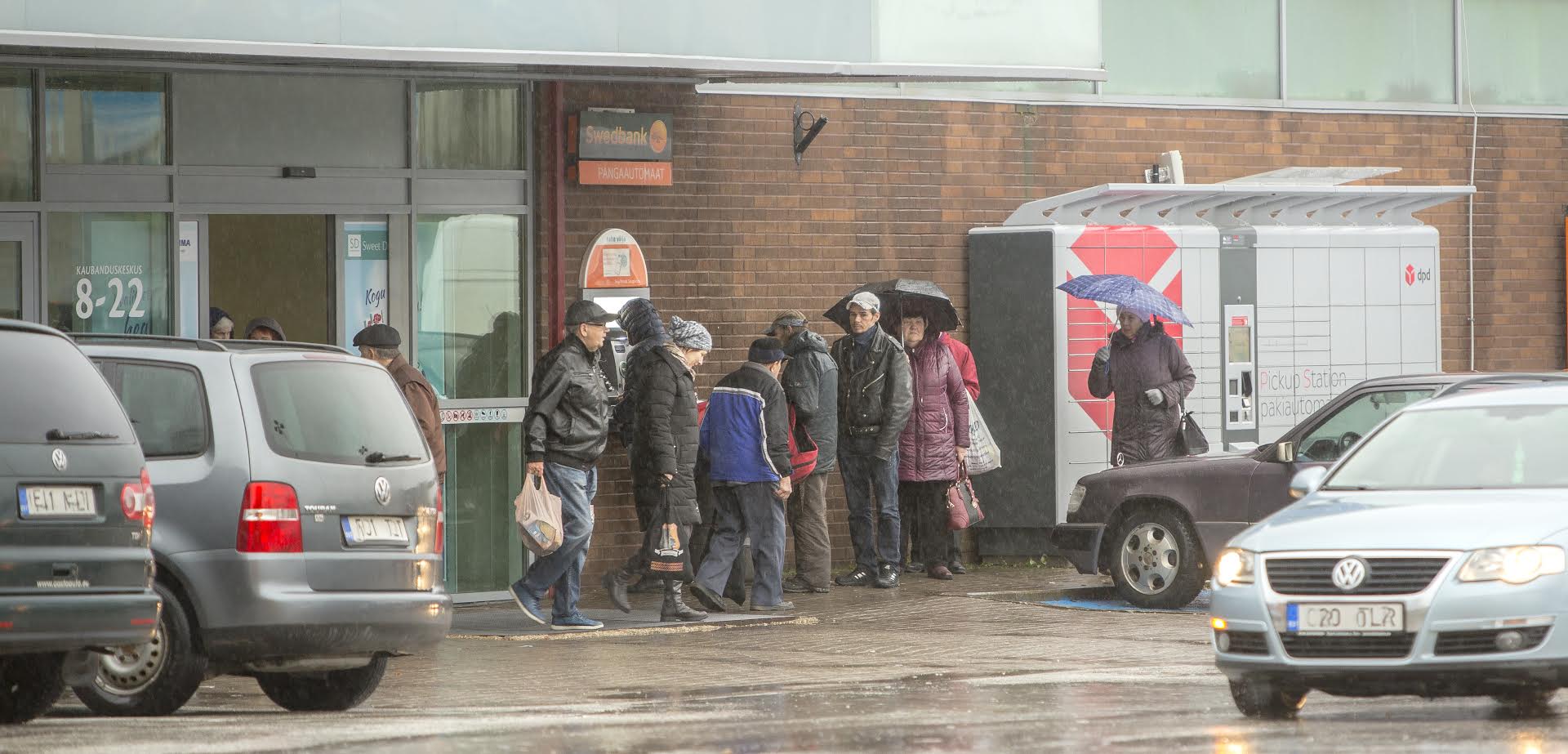 Pensionipäeval ei ole harv nähtus, et pangaautomaadi taha tekib lohisev järjekord. Pilt on tehtud nädala algul Võrus Maxima kaupluse ees. Fotod: AIGAR NAGEL