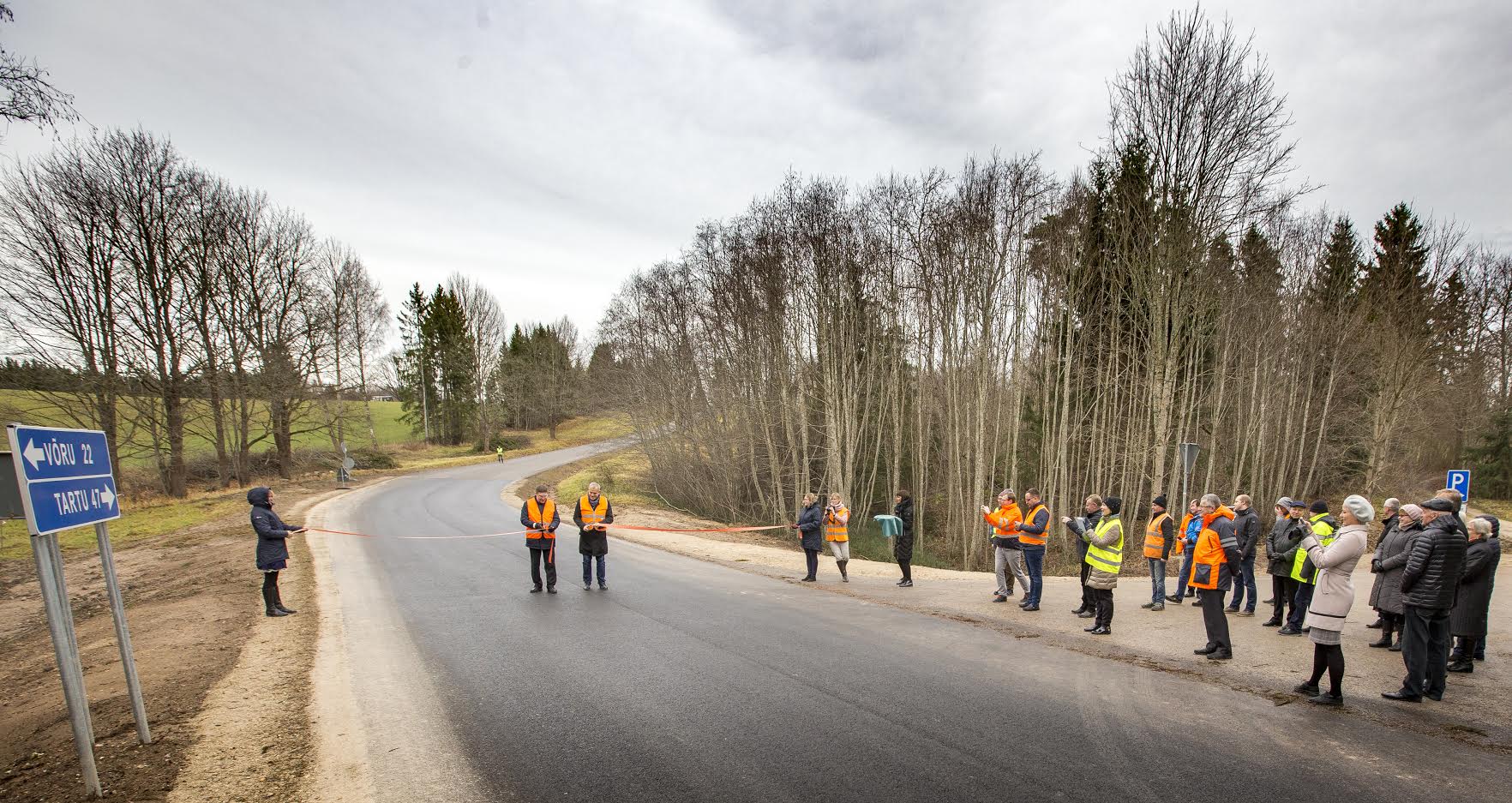 Vooreküla-Puskaru teelõigu avamislindi lõikasid läbi maanteeameti lõuna teehoiu osakonna juhataja Tarmo Mõttus (vasakult) ja ASi Trev-2 Grupp juhataja Sven Pertens. Miljööväärtuslik Postitee kannab endas ka piirkonna puhkemajanduslikku väärtust ja on ajalooliselt tähtis tee, mis ühendab mitut Lõuna-Eesti maakonda. Fotod: AIGAR NAGEL